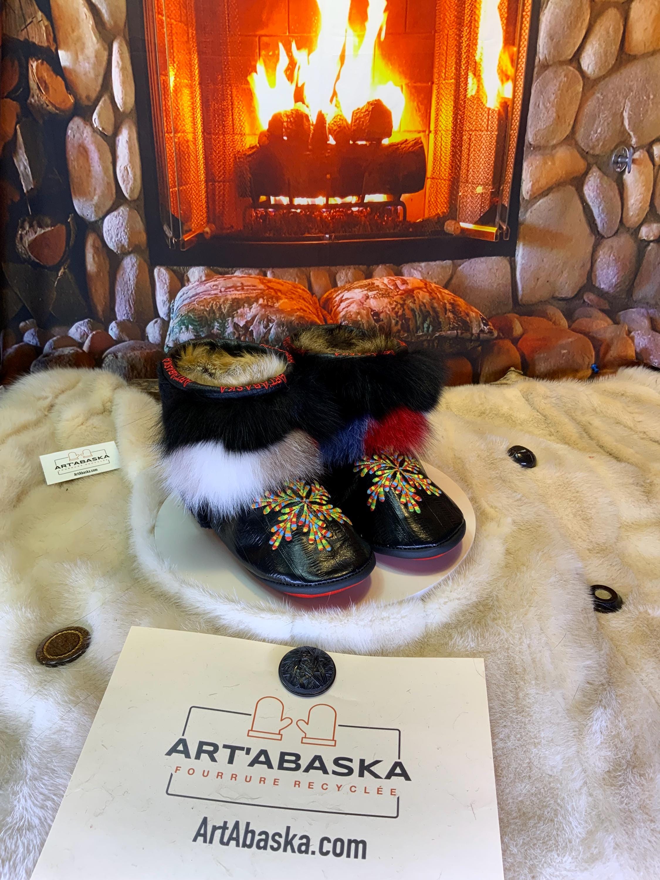 Mocassins d’intérieur Simone – 6 femme – cuir d’anguille brodé mandala coloré & patchwork de renard recyclé, pièce unique du Québec 🎨✨