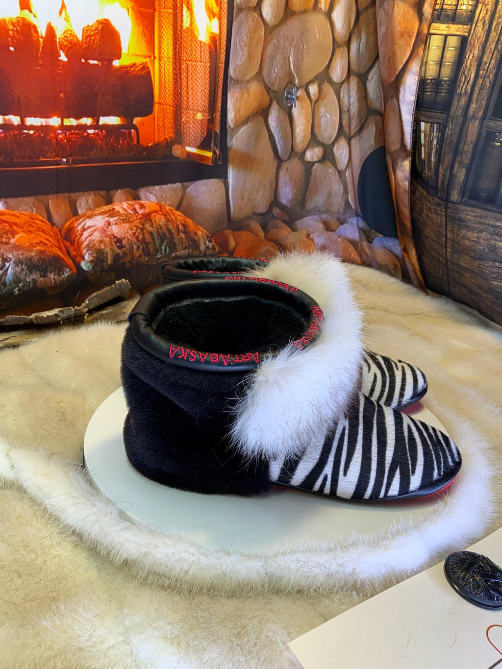 Mocassins d’intérieur Thérèse – 6 femme – cuir recyclé imprimé zèbre, renard norvégien & mouton noir, pièce unique du Québec ✨🖤🤍
