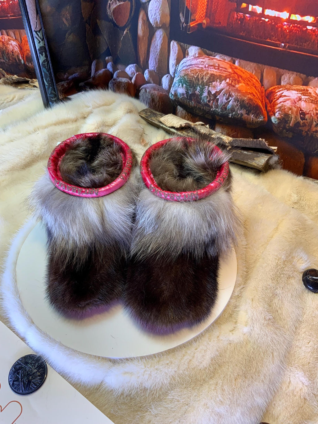 Mocassins d’intérieur Yvette – 5 femme – édition toute fourrure en vison, coyote & raton recyclés, semelle rouge contour brun chocolat, faits à la main au Québec ✨🤎❤️