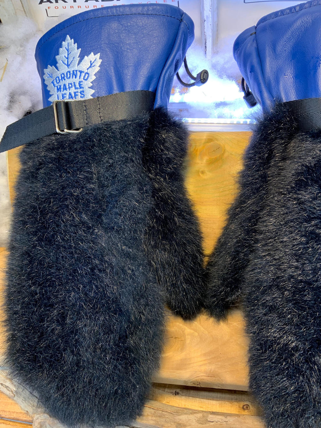 Mitaines Jeanne XL edition Toronto Maple Leafs opossum noir recycle & cuir bleu royal fait a la main Quebec