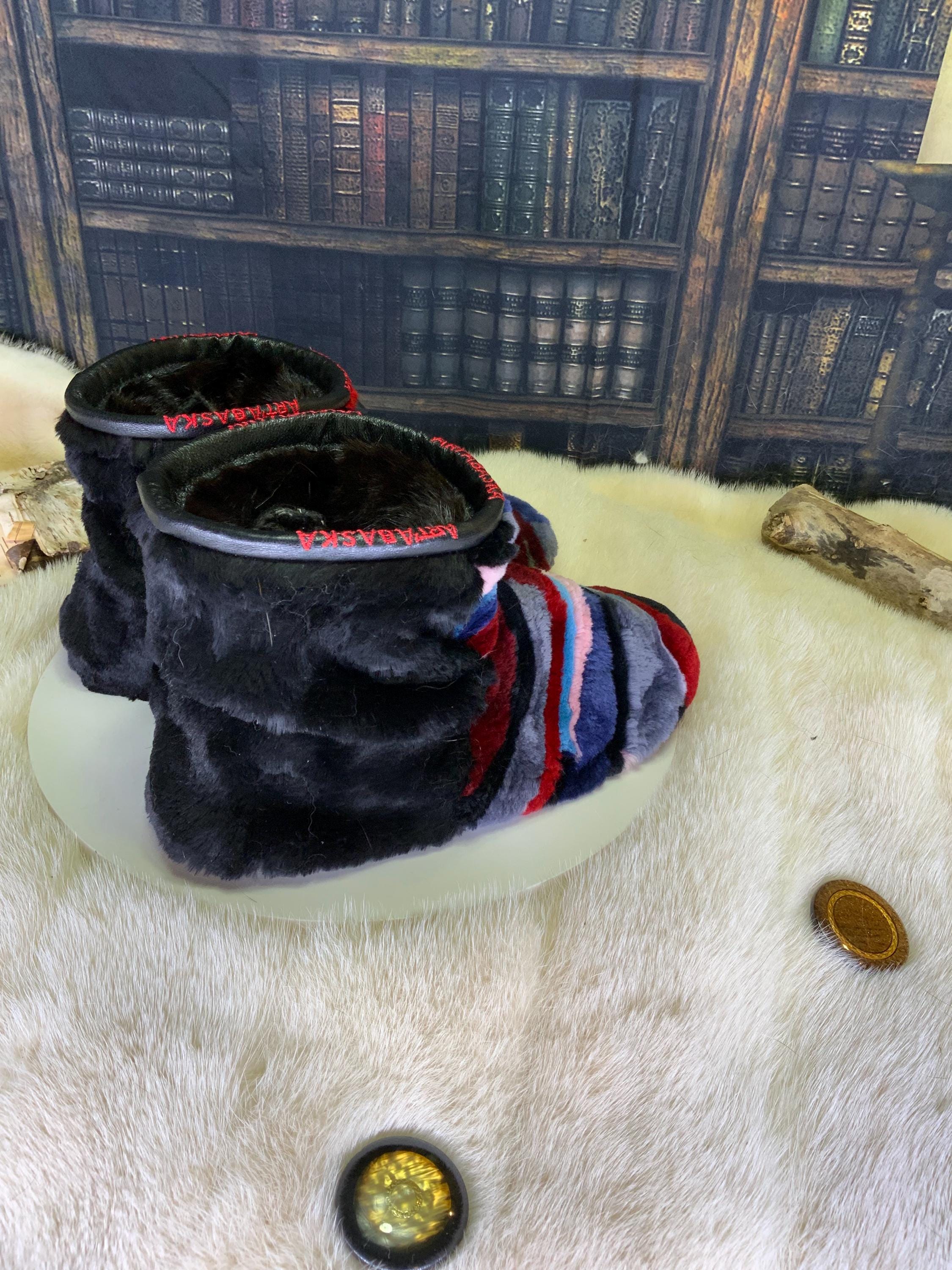 Mocassins d’intérieur Suzanne pour femme 7 en renard rasé teint cousu en lanières et castor rasé recyclé – faits à la main au Québec, chauds, respirants, confort de luxe, pièce unique Art’Abaska 💕