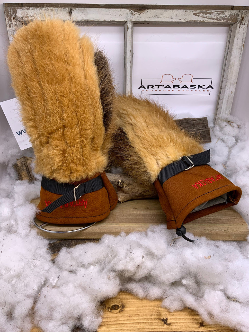 Mitaines Léontine XL – Castor remodelé & naturel, cuir brun-rouille suède, logo brodé rouge, fait à la main, pièce unique Québec