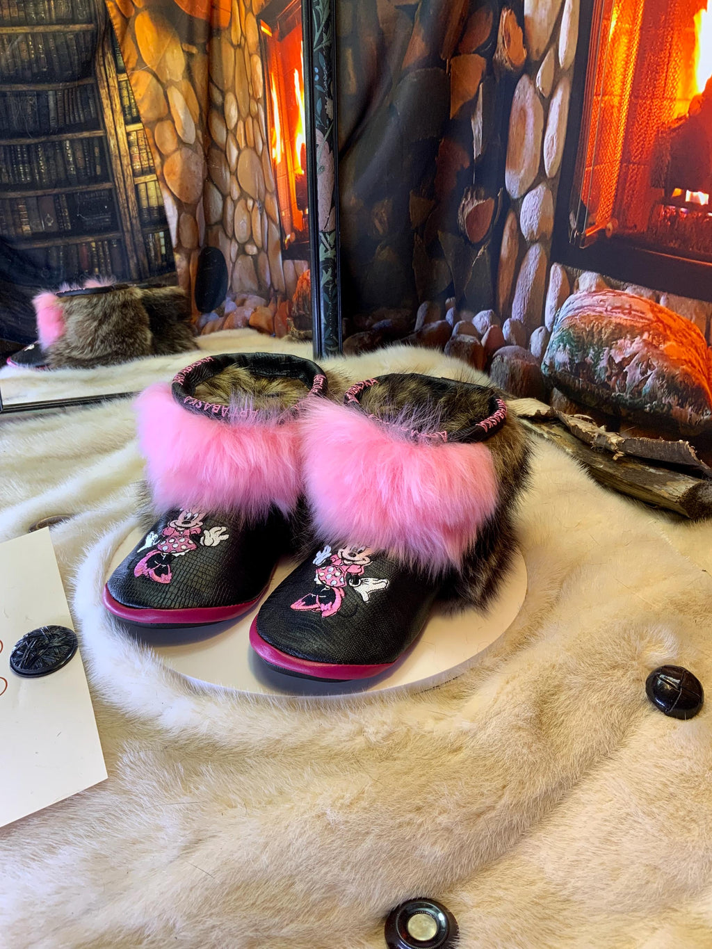 Mocassins d’intérieur Josée – 6 femme – Minnie Mouse brodée, cuir serpent noir recyclé & fourrure rose vif, pièce unique faite à la main au Québec ✨💗