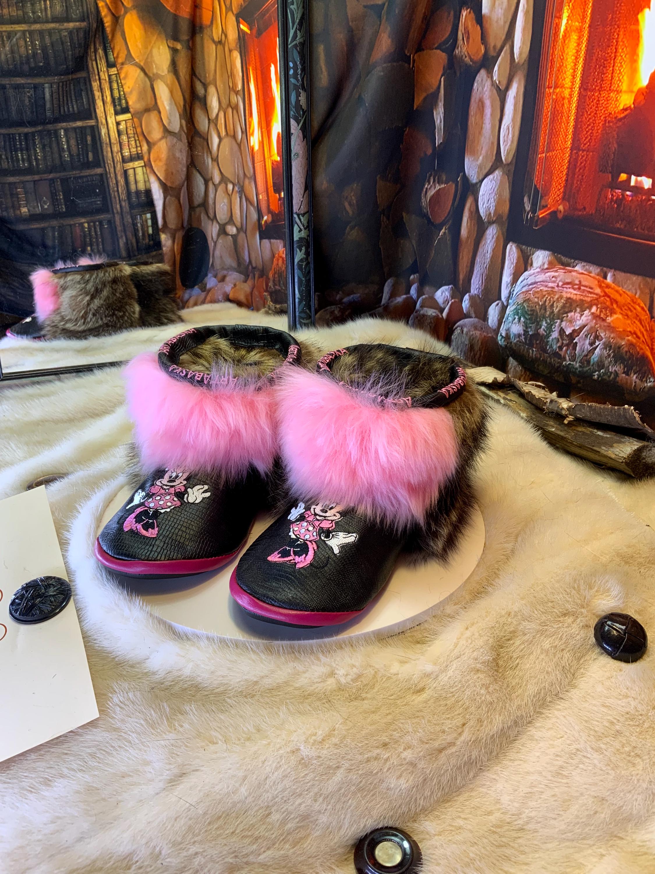 Mocassins d’intérieur Josée – 6 femme – Minnie Mouse brodée, cuir serpent noir recyclé & fourrure rose vif, pièce unique faite à la main au Québec ✨💗