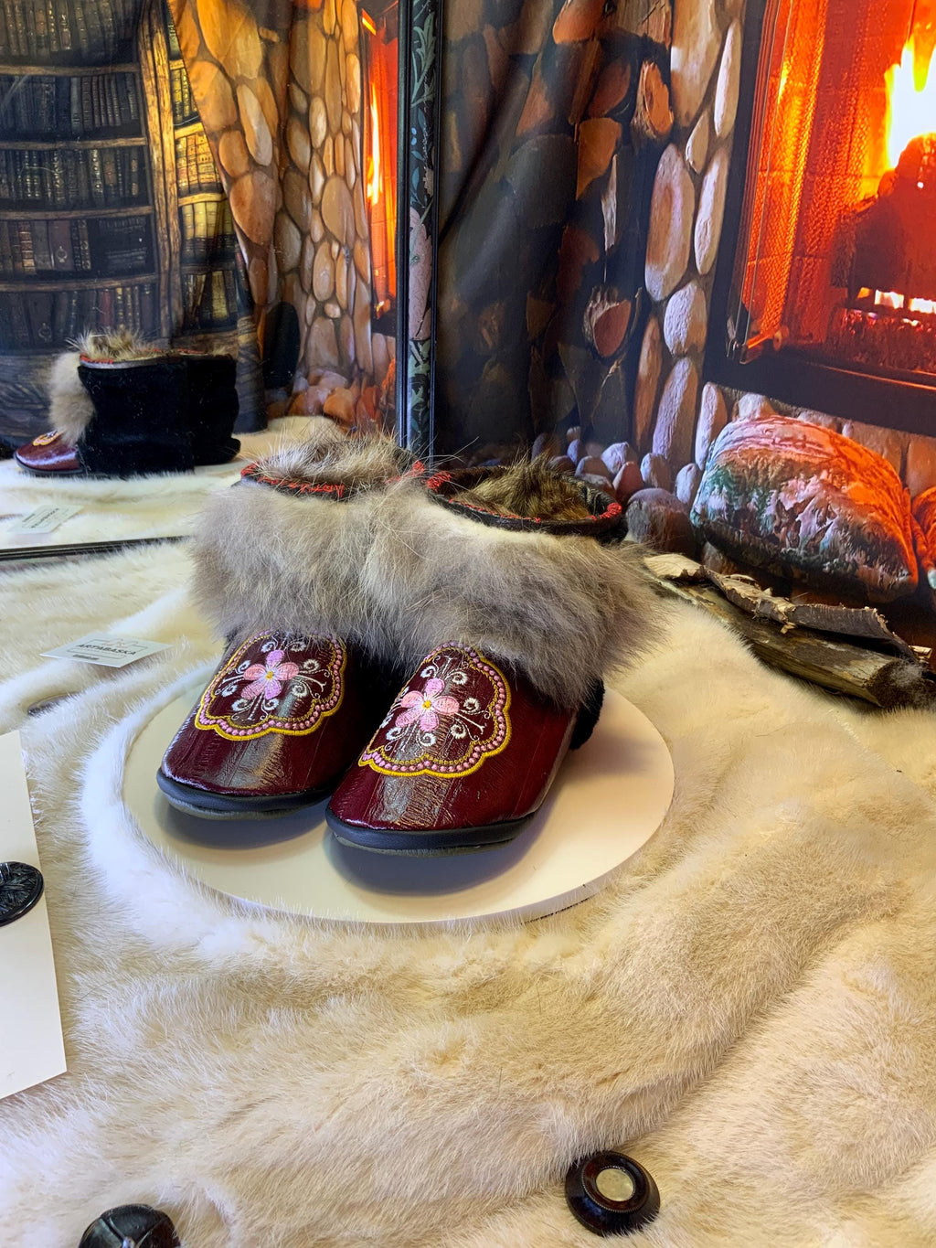 Mocassins d’intérieur Adèle – 7 femme – cuir d’anguille brodé mandala rose-blanc-or, fourrure recyclée & semelle verte kaki, faits à la main au Québec ✨🌸💚