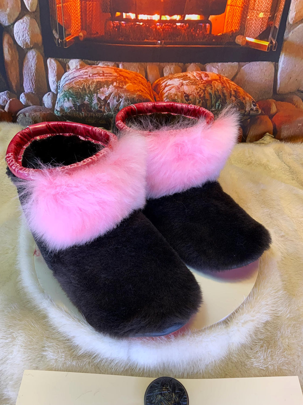 Mocassins d’intérieur Françoise – 8 femme – édition toute fourrure en mouton recyclé rose, brun café & charcoal, semelle rouge, faits à la main au Québec ✨💗❤️