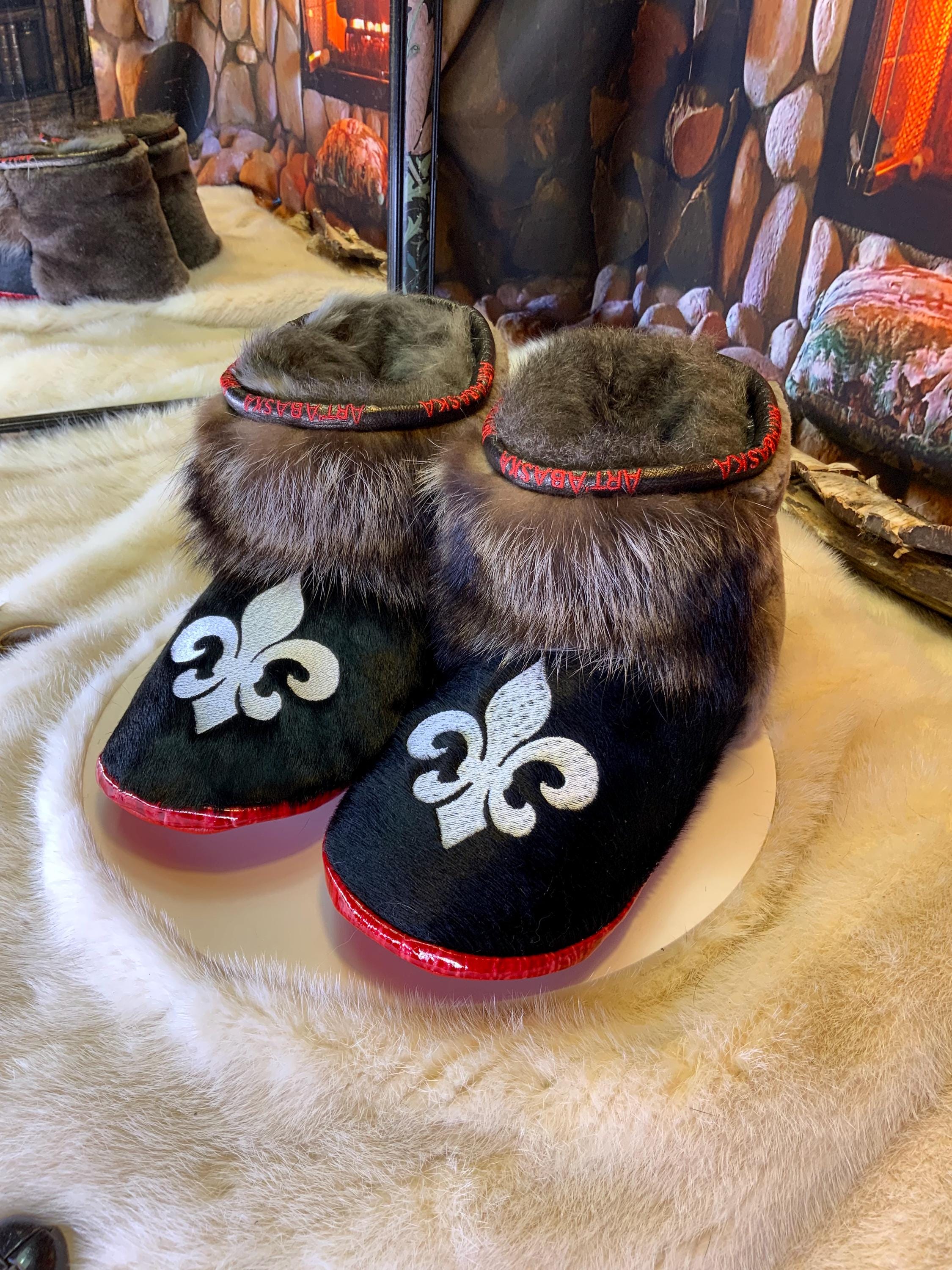 Mocassin d’intérieur Les Monique  pointure 11 homme édition Fleur de lys – cuir & fourrure recyclée – fait à la main au Québec, pièce unique
