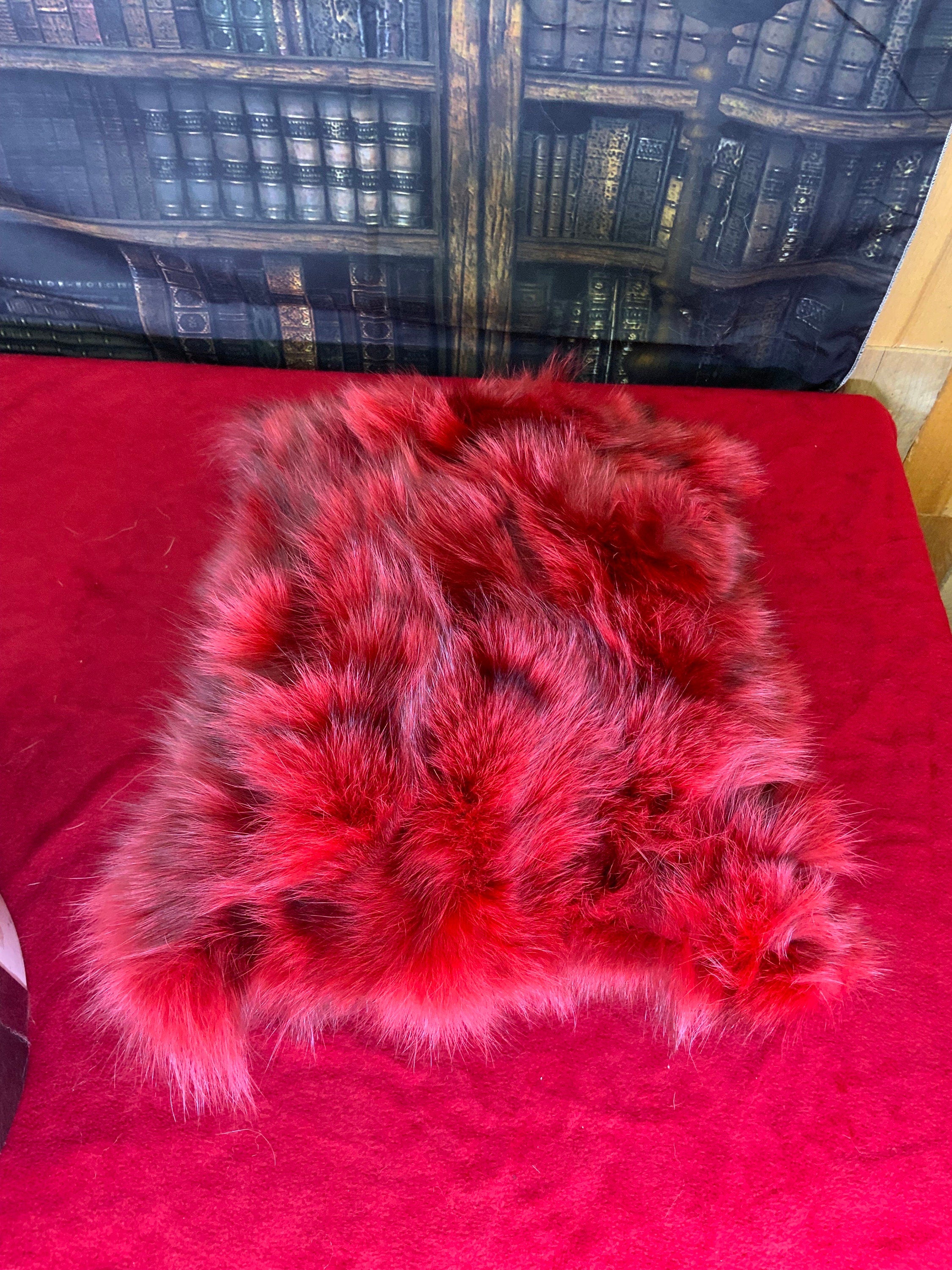 Coussin décoratif en fourrure recyclée en renard cousus en lanières rouge