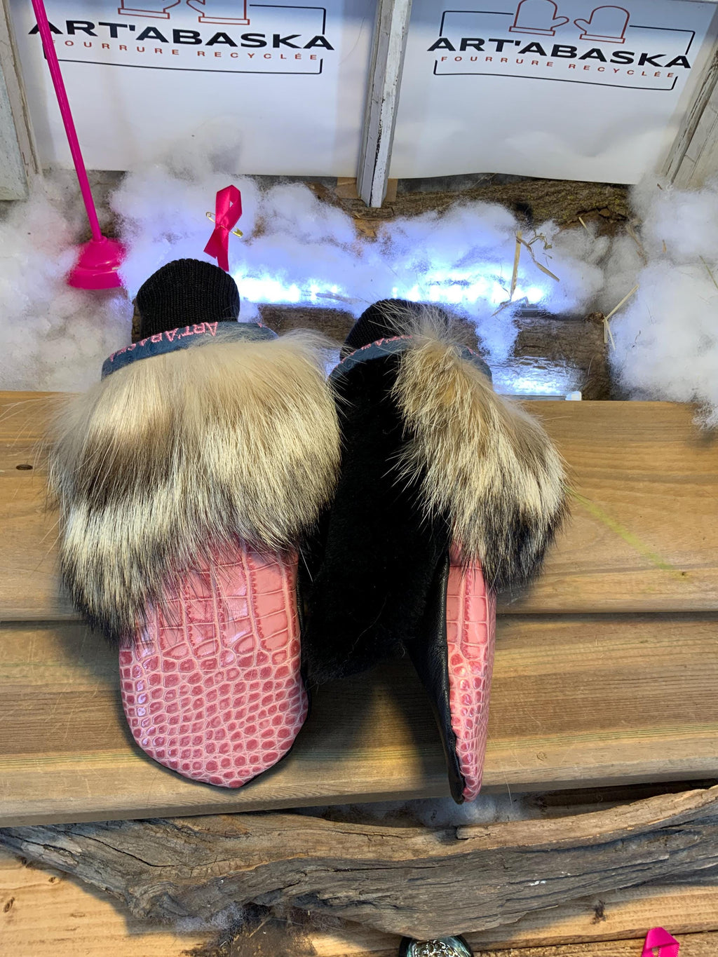 Mitaines de ville Alma faites à la main au Québec en fourrure recyclée avec cuir texturé rose grandeur Large