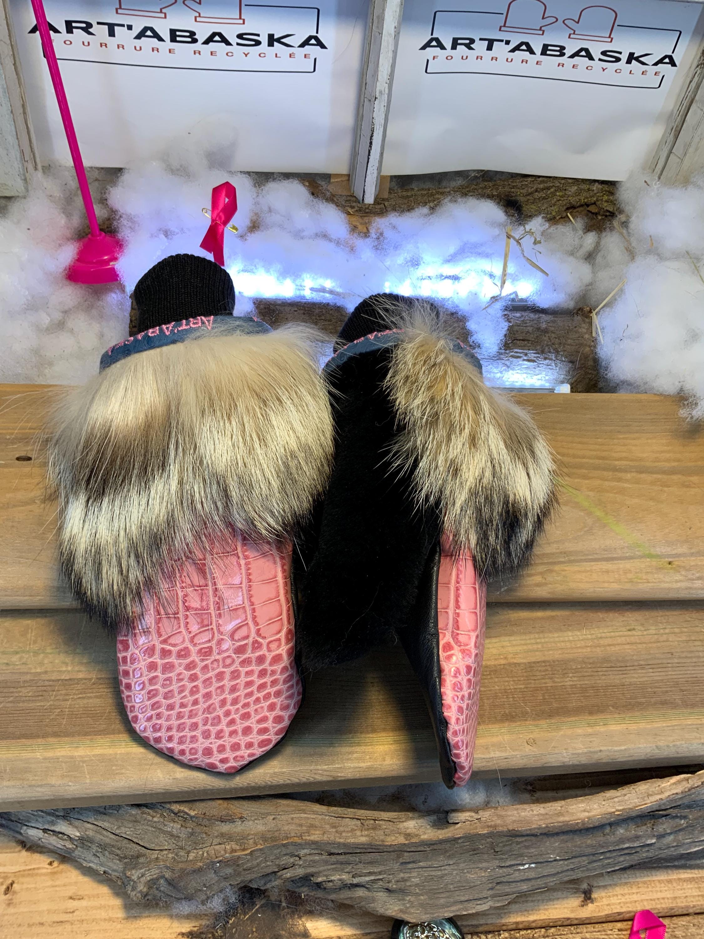 Mitaines de ville Alma faites à la main au Québec en fourrure recyclée avec cuir texturé rose grandeur Large