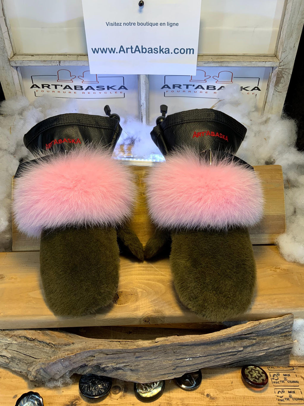 Mitaines Mariette Medium – Renard rose flash & mouton rasé vert kaki recyclés, cuirs italiens noirs, pièce unique, fait à la main Québec