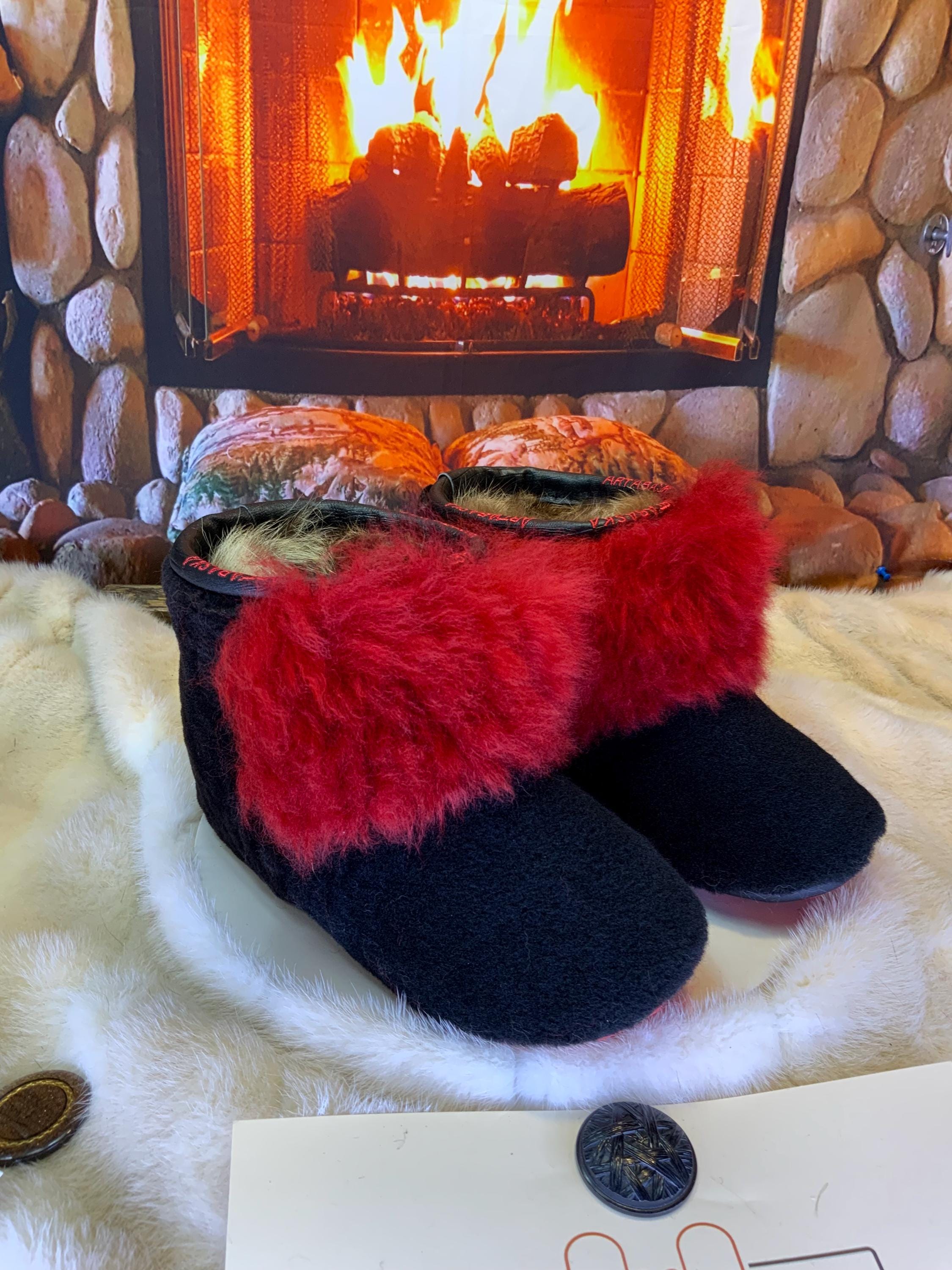 Mocassins d’intérieur Sylvie 9 femme, mouton recyclé noir et rouge vif, semelle rouge, faits à la main au Québec ❤️✨
