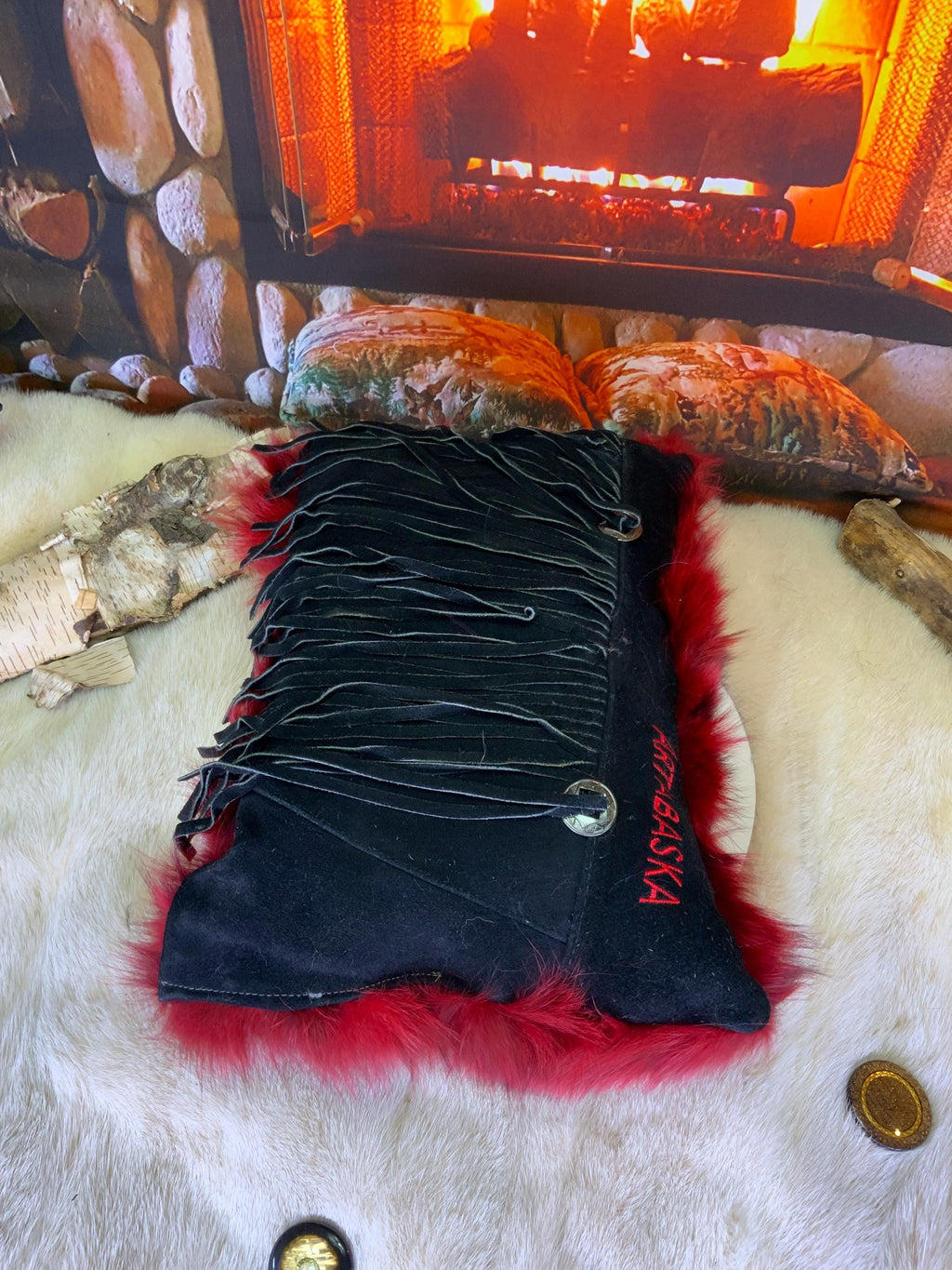 Coussin décoratif en fourrure recyclée en renard recyclé cousus en lanières style patchwork rouge