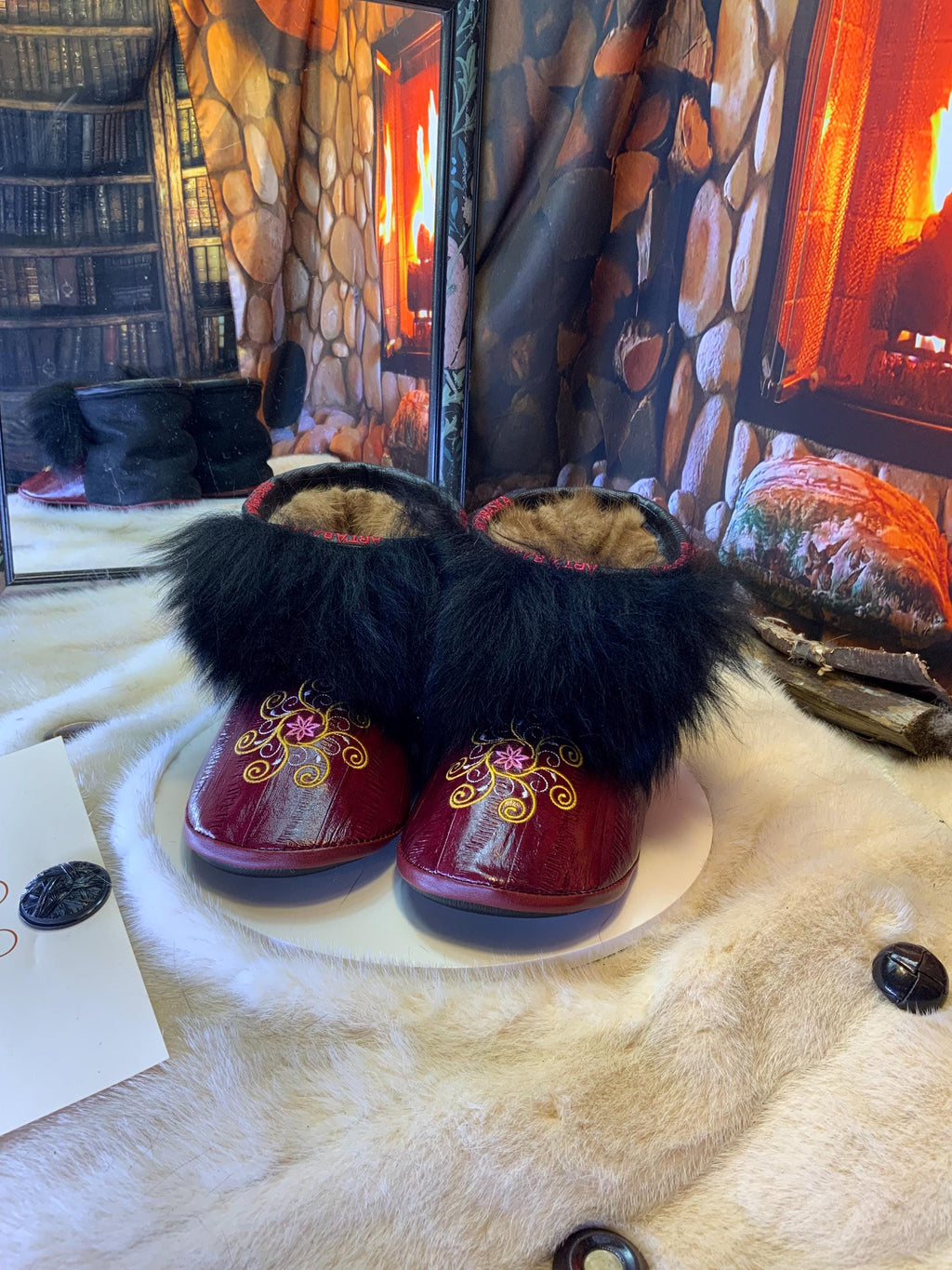 Mocassins d’intérieur Les Violette – 10 femme – cuir anguille bourgogne brodé mandala & mouton pleine longueur recyclés Québec