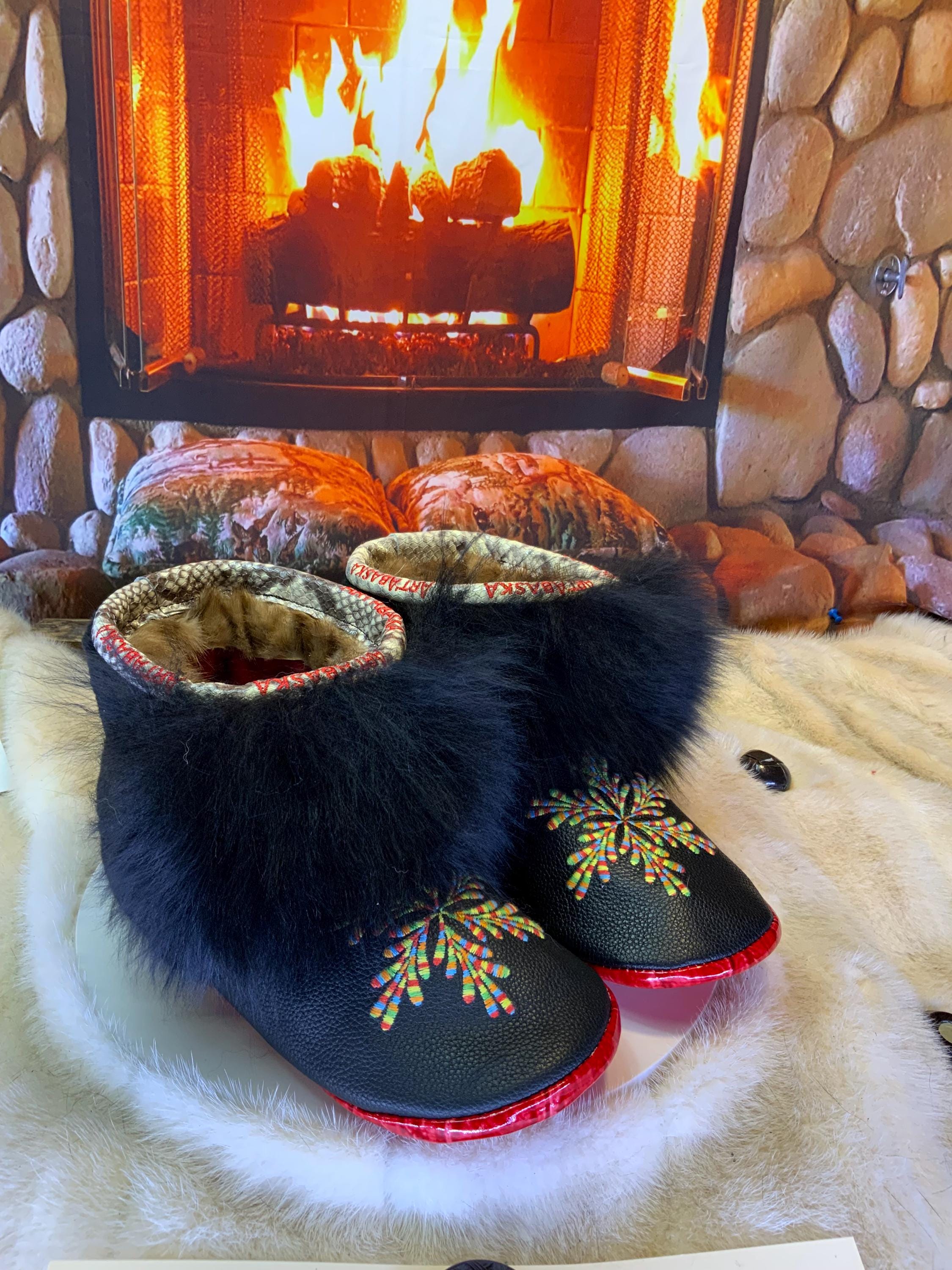 Mocassins d’intérieur Les Nicole – 10 femme – cuir italien brodé mandala multicolore & mouton noir recyclé, pièce unique Québec