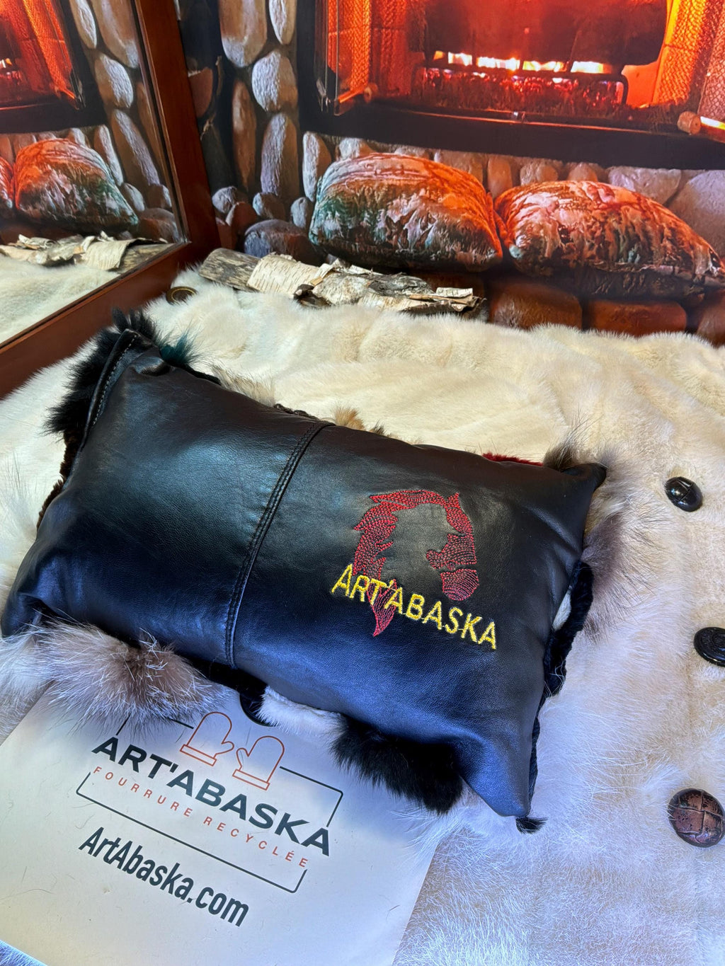 Coussin patchwork fourrures recyclées fait à la main Québec coussin décoratif cuir brodé tête de cheval pièce unique ArtAbaska