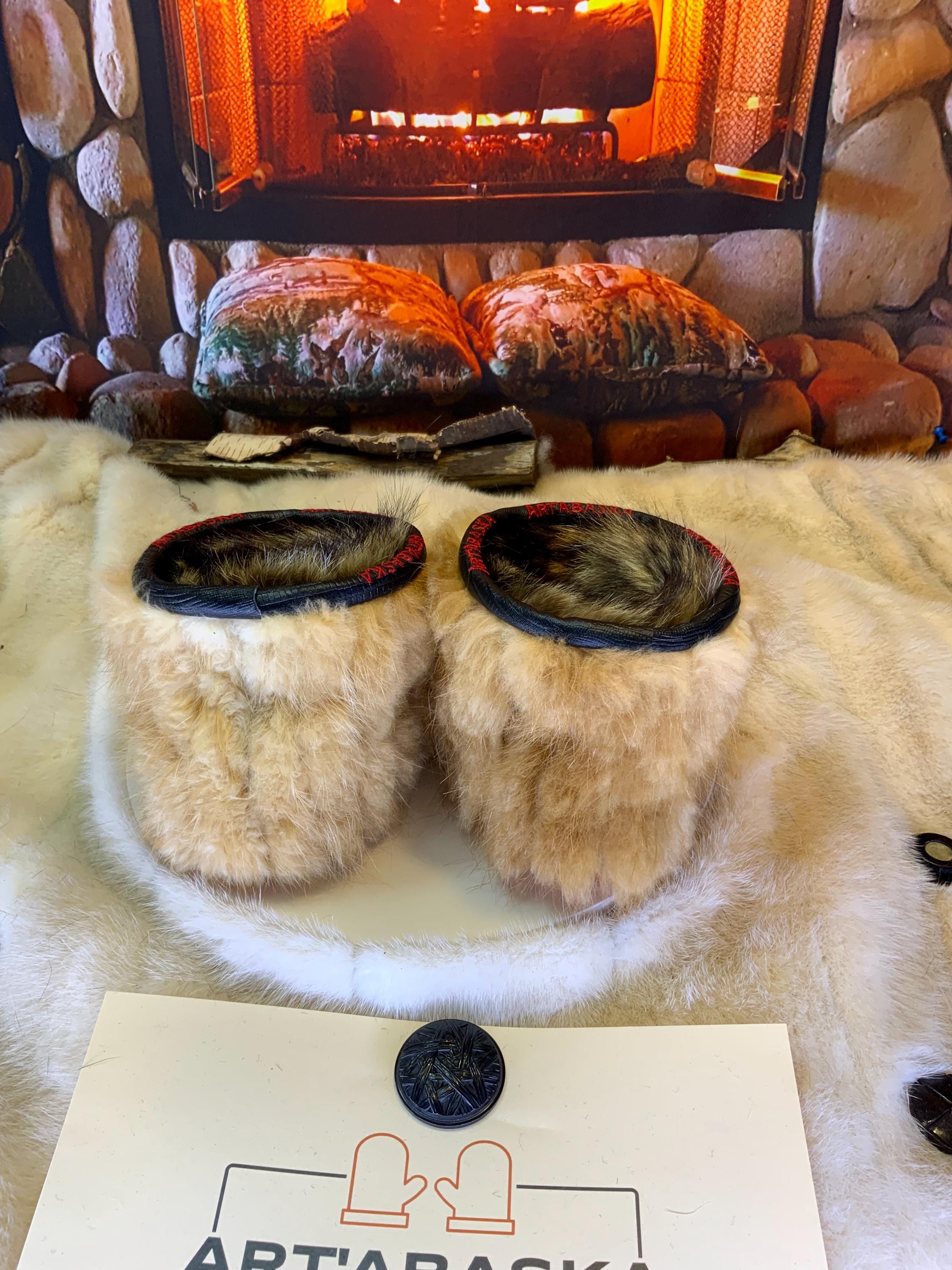 Mocassins d’intérieur Lisette – 6 femme – cuir italien craquelé brodé mandala rouge-blanc, raton bleached recyclé & semelle rouge, faits à la main au Québec ✨❤️🤍