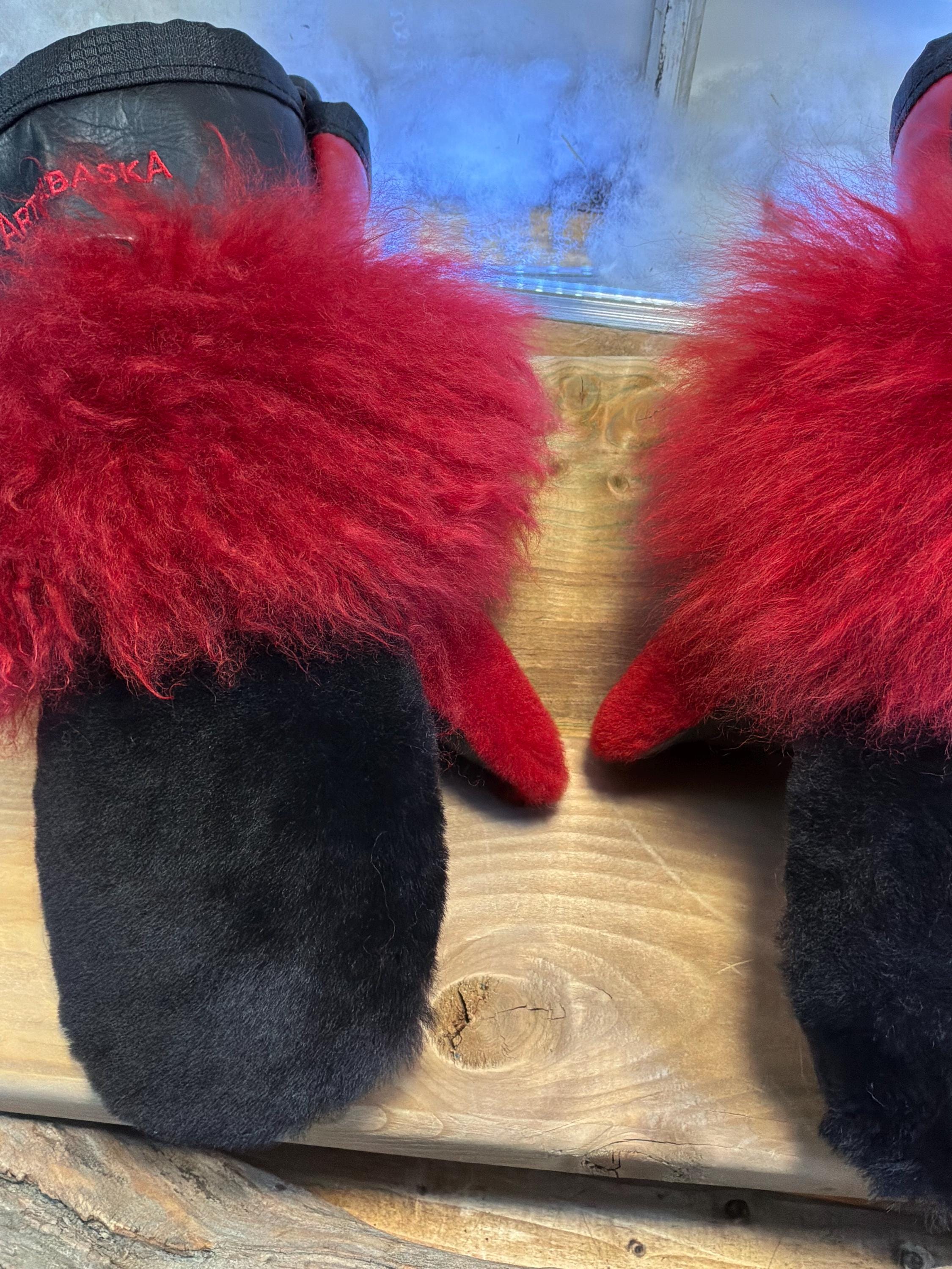 Mitaines Jacqueline Medium mouton rasé noir - rouge vif recyclé, cuir italien noir & rouge pompier, pièce unique faite à la main Québec