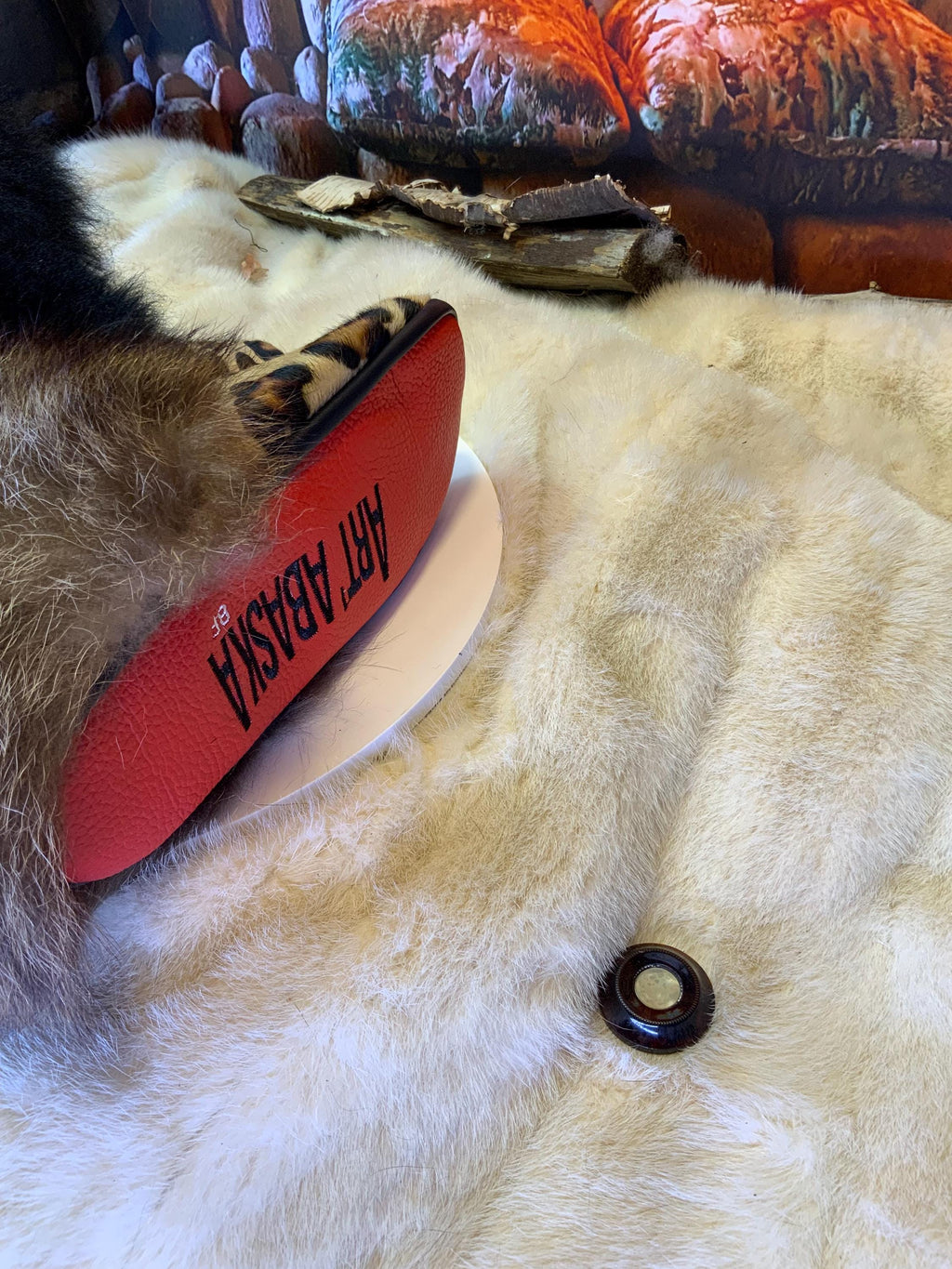 Mocassins d’intérieur Dorice – 8 femme – cuir de vache imprimé léopard, fourrure recyclée & semelle rouge, pièce unique faite à la main au Québec ✨🐆❤️