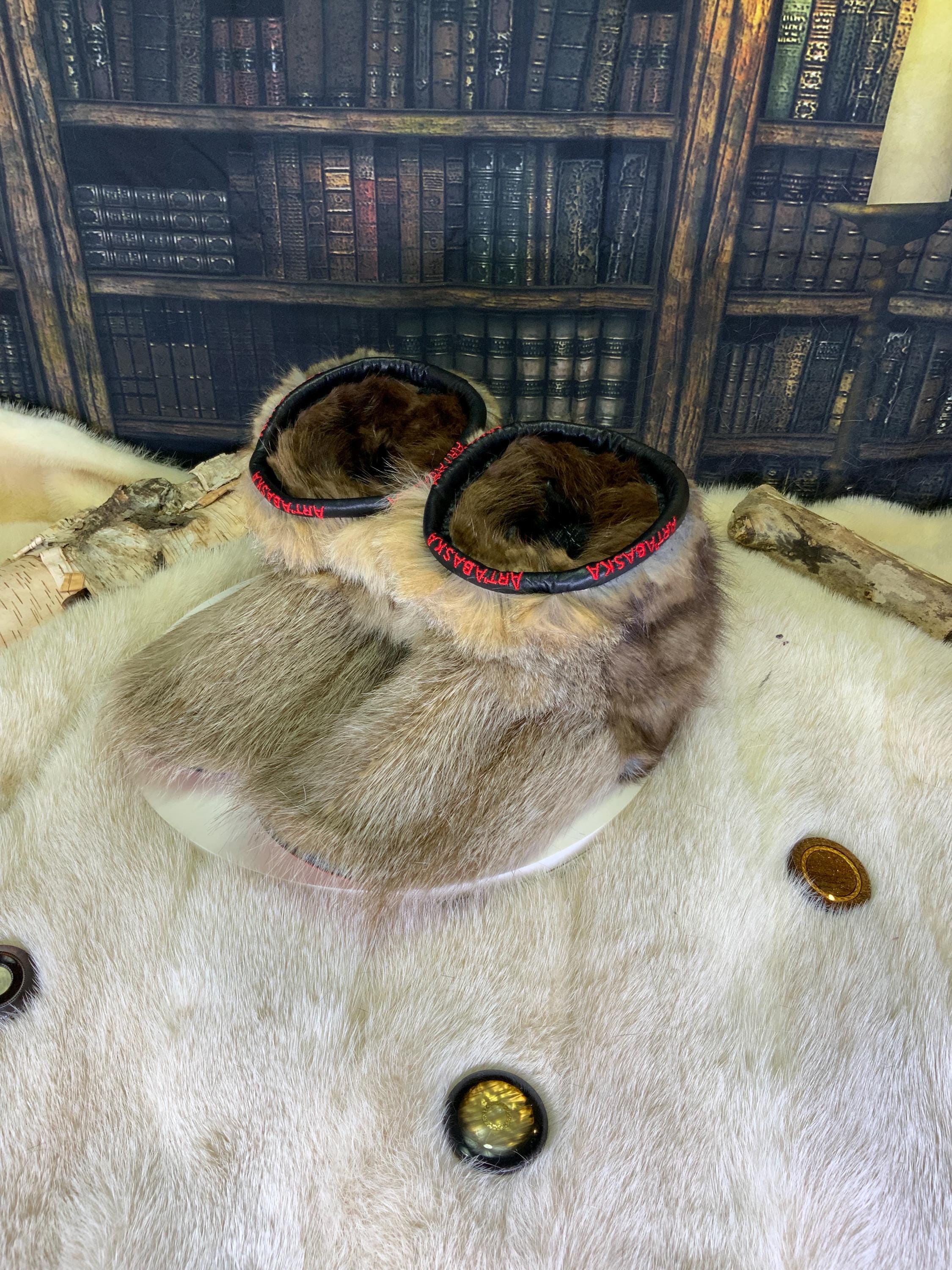 Mocassins d’intérieur Rolande – pointure 10 Femme – raton bleached, castor & coyote recyclés – pièce unique faite à la main au Québec