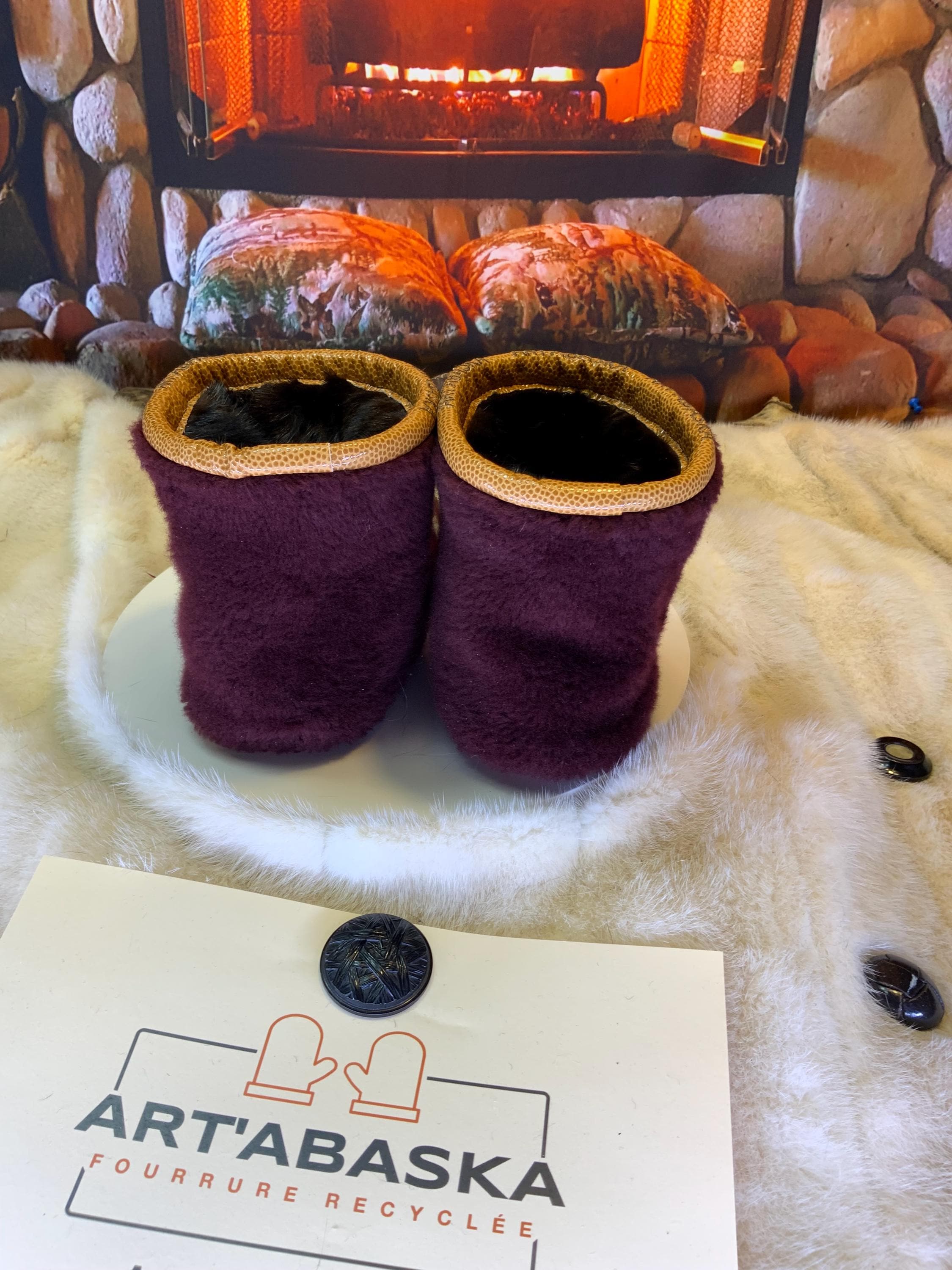 Mocassins d’intérieur Blanche – 8 femme – cuir d’anguille bourgogne brodé mandala blanc-or, fourrure recyclée & semelle rouge, faits à la main au Québec ✨🤍