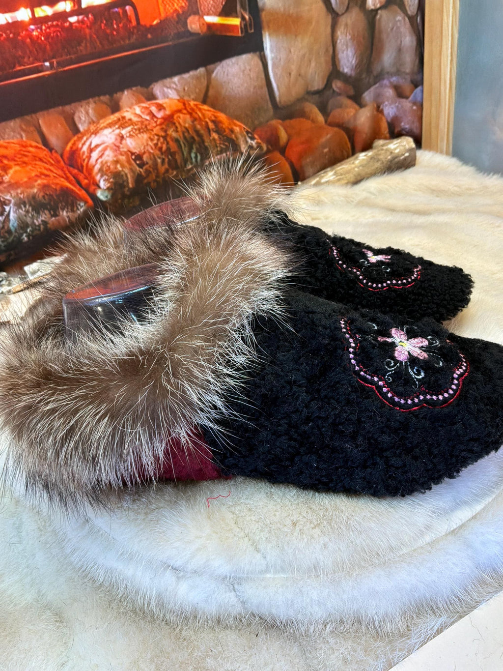 Slipper Emilia pointure 8 femme – Sherling italien & cuir recyclé, pièce unique faite à la main au Québec Édition Brodée