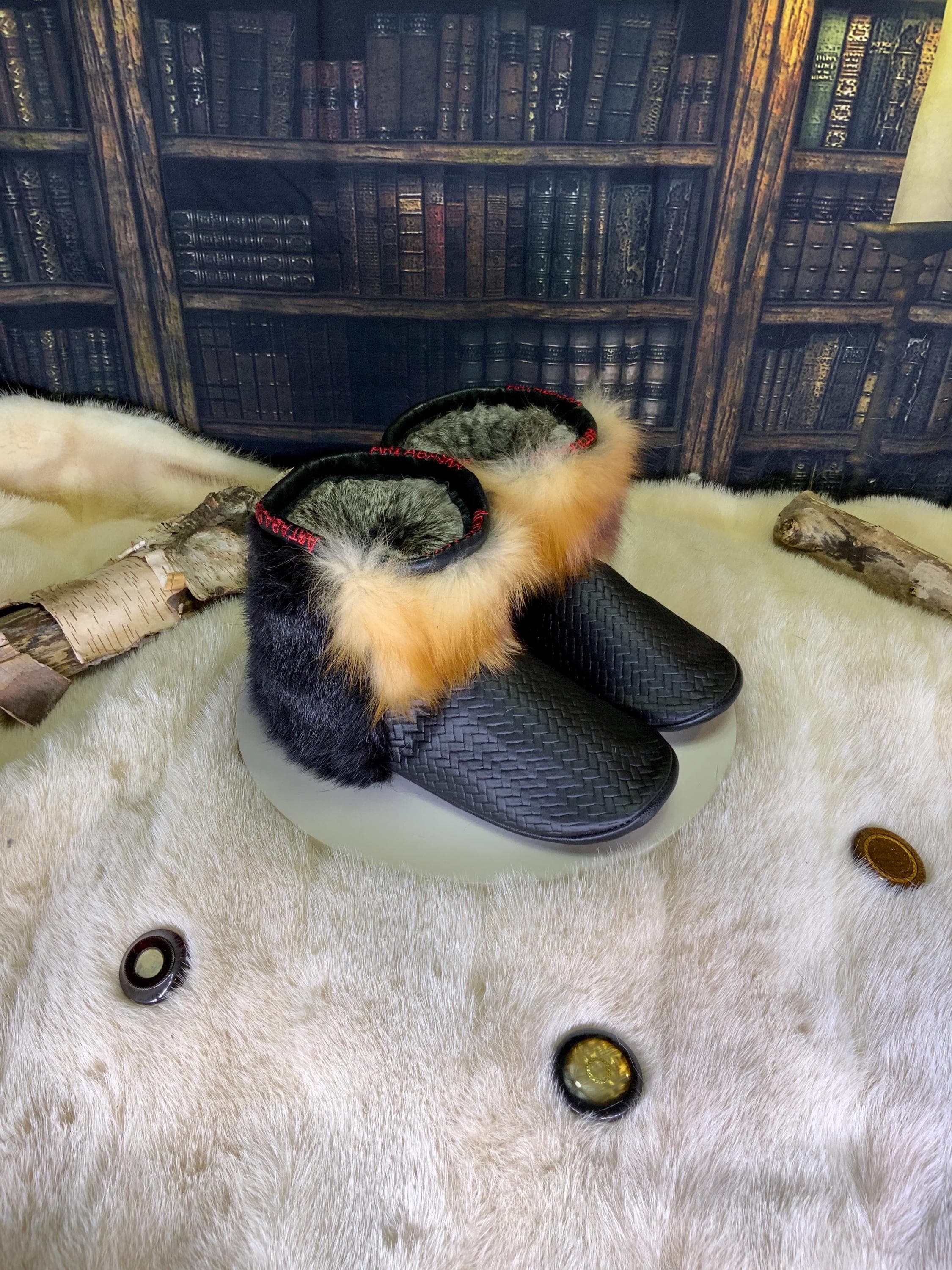 Mocassins d’intérieur Claudine pour femme 8 en cuir italien chevron et fourrures recyclées – faits à la main au Québec