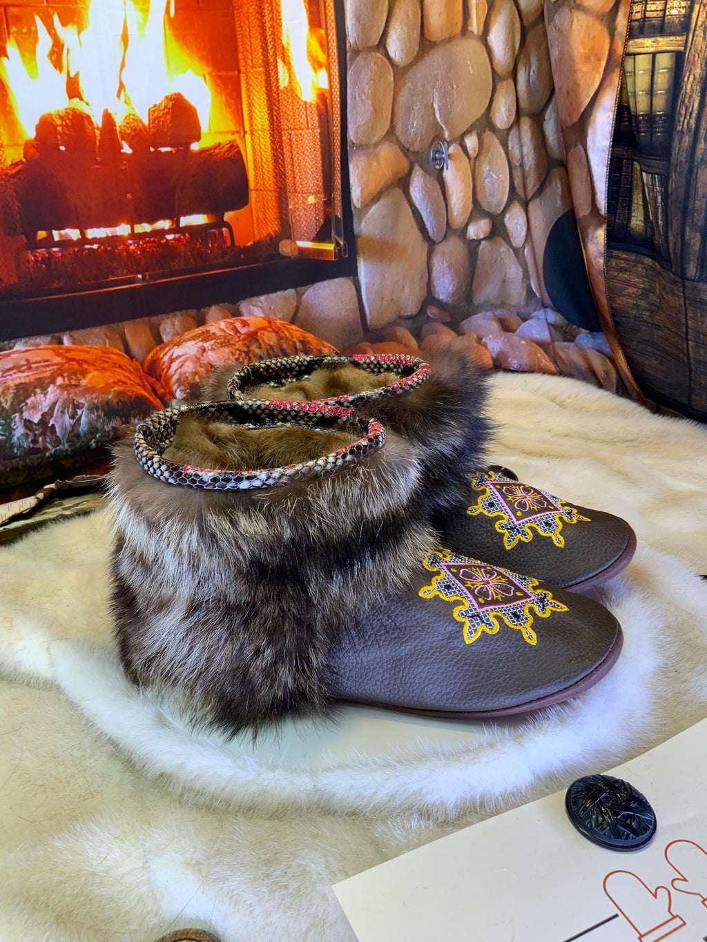Mocassins d’intérieur Les Giselle – 10 femme – cuir brun mandala brodé rose jaune & raton recyclé, pièce unique Québec artisanal