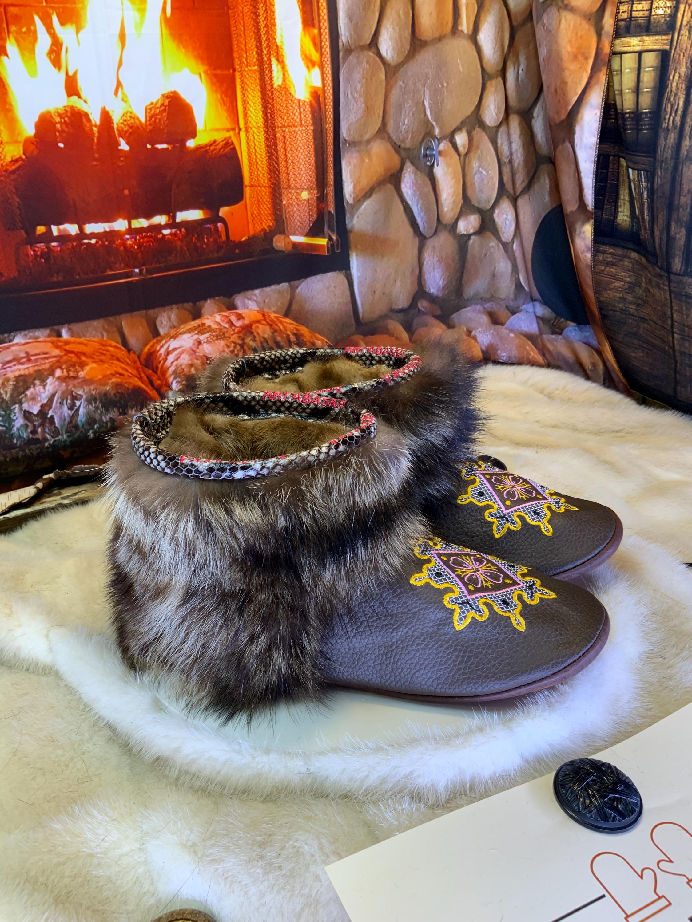Mocassins d’intérieur Les Giselle – 10 femme – cuir brun mandala brodé rose jaune & raton recyclé, pièce unique Québec artisanal