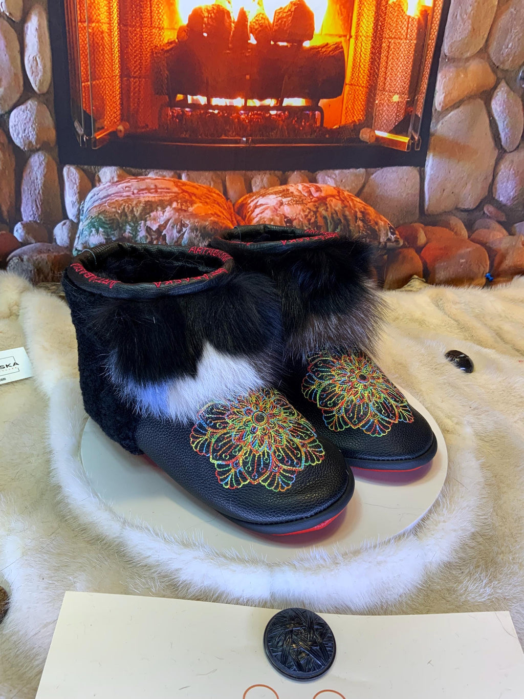 Mocassins d’intérieur Judith – 7 femme – cuir italien noir brodé mandala coloré & patchwork de renards recyclés, pièce unique du Québec 🎨✨