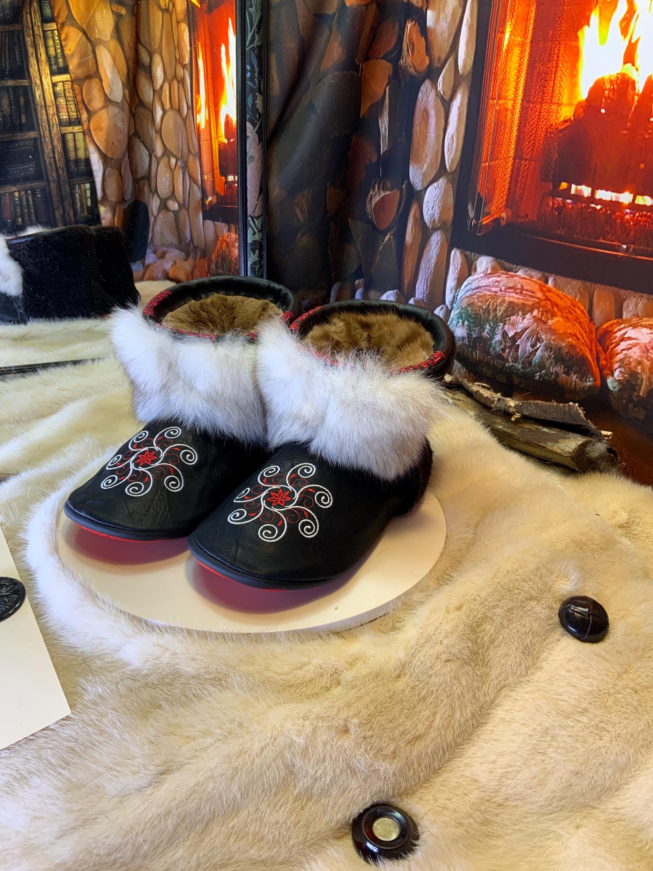 Mocassins d’intérieur Les Claudette – 10 femme – cuir imprimé brodé mandala rouge blanc & renard norvégien recyclé Québec