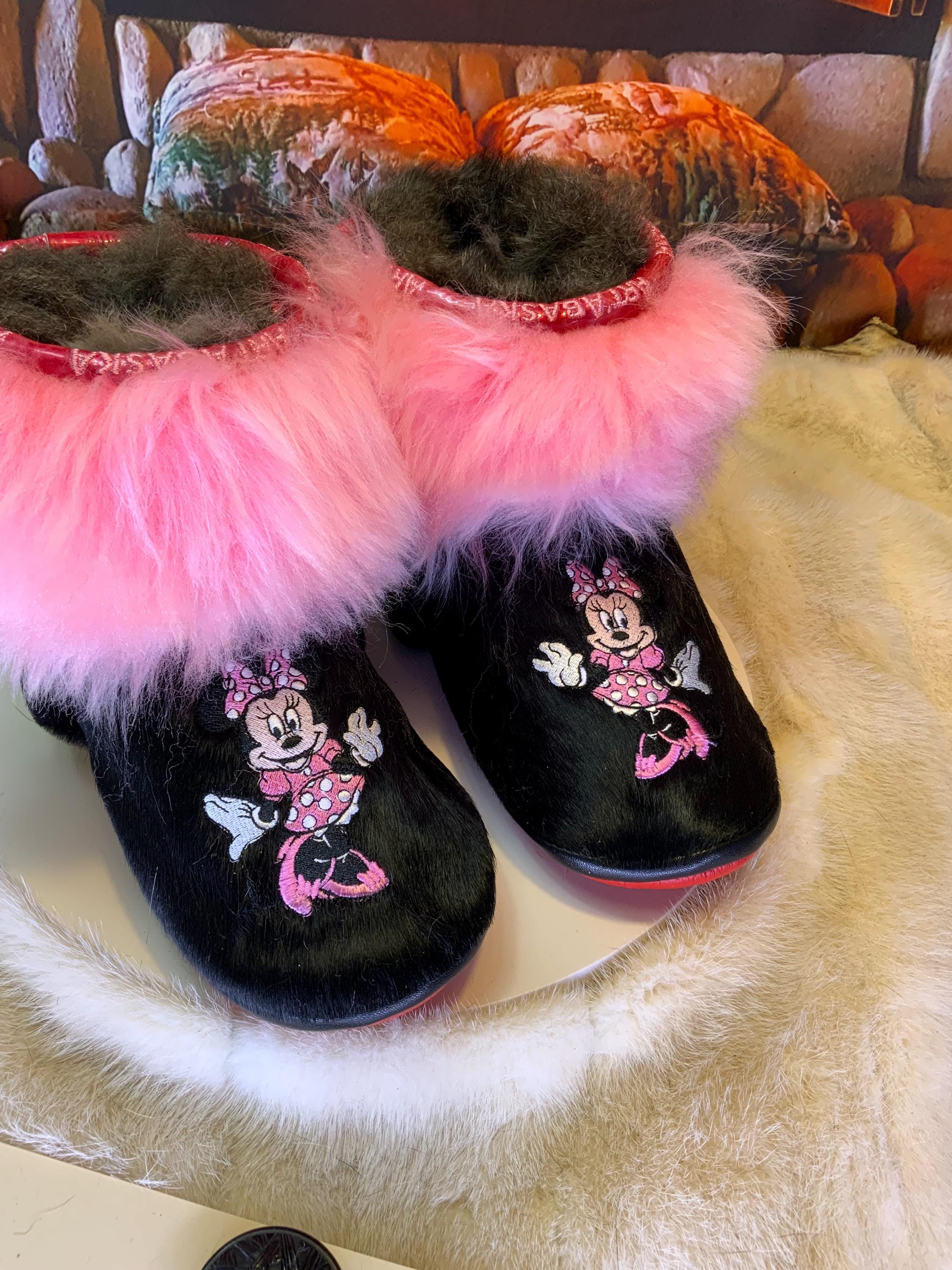 Mocassins d’intérieur Olivette – 8 femme – cuir de vache noire brodé Minnie Mouse rose-blanc, fourrure recyclée & semelle rouge, faits à la main au Québec ✨🎀
