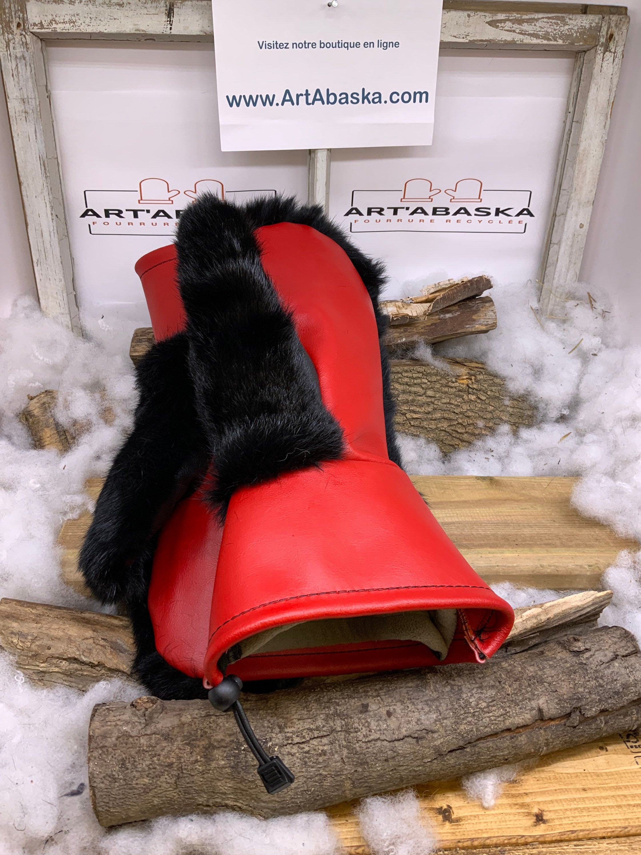 Mitaines Hélèna X Large – Fourrure de lapin noir recyclé et cuir rouge vibrant Québec fait à la main pièce unique