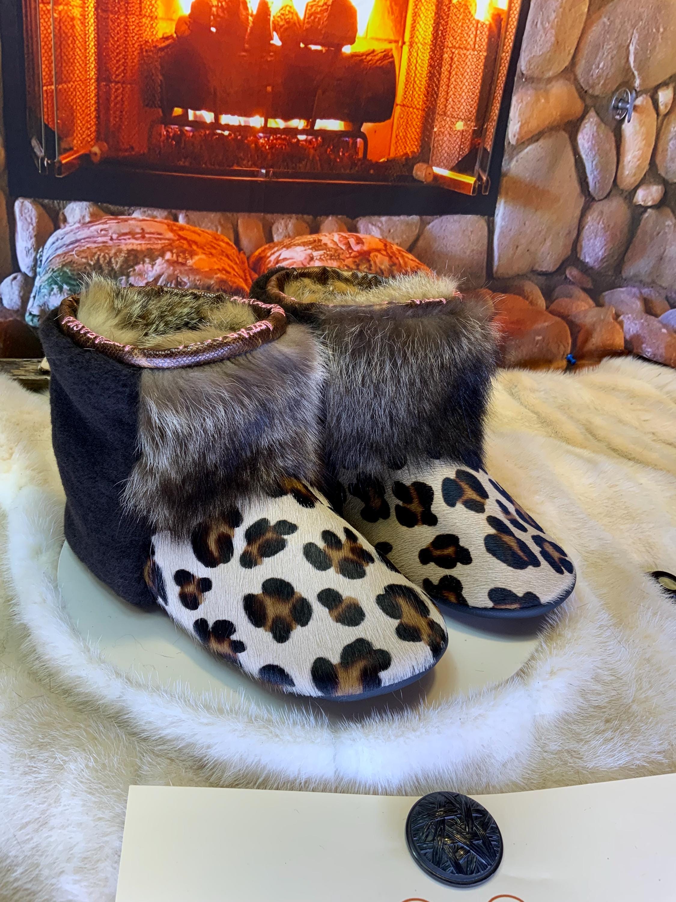 Mocassins d’intérieur Jacqueline 7 femme, cuir léopard, raton recyclé & mouton chocolat, faits à la main au Québec ✨🐆🤎