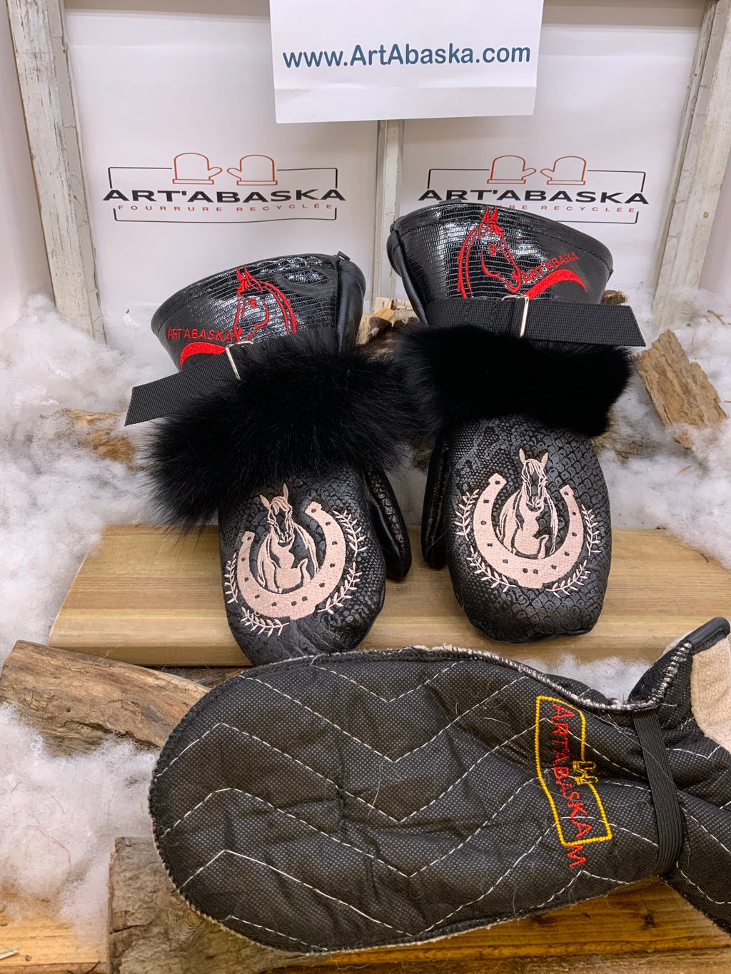 Mitaines Les Anne – Medium, cuir et fourrure recyclés noirs, broderie cheval, fait à la main au Québec
