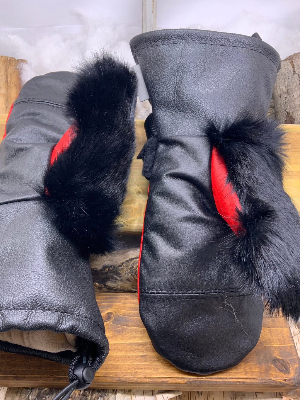 Mitaines Les Edith – Médium – cuir noir recyclé et broderie Mickey unique – fait à la main Québec