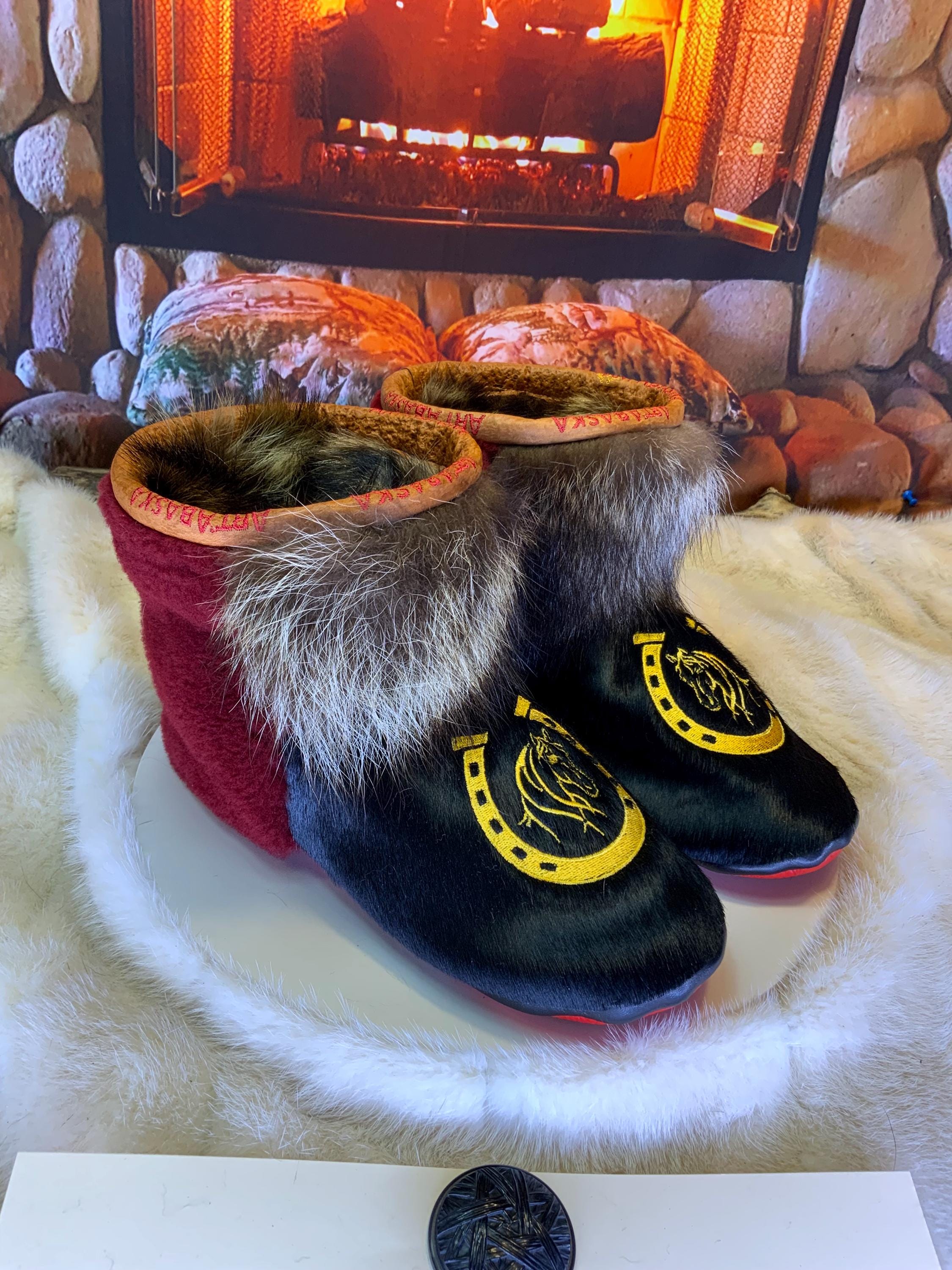 Mocassins d’intérieur Johanne 8 femme, cuir noir brodé cheval western, fourrure recyclée, faits à la main au Québec 🐎✨