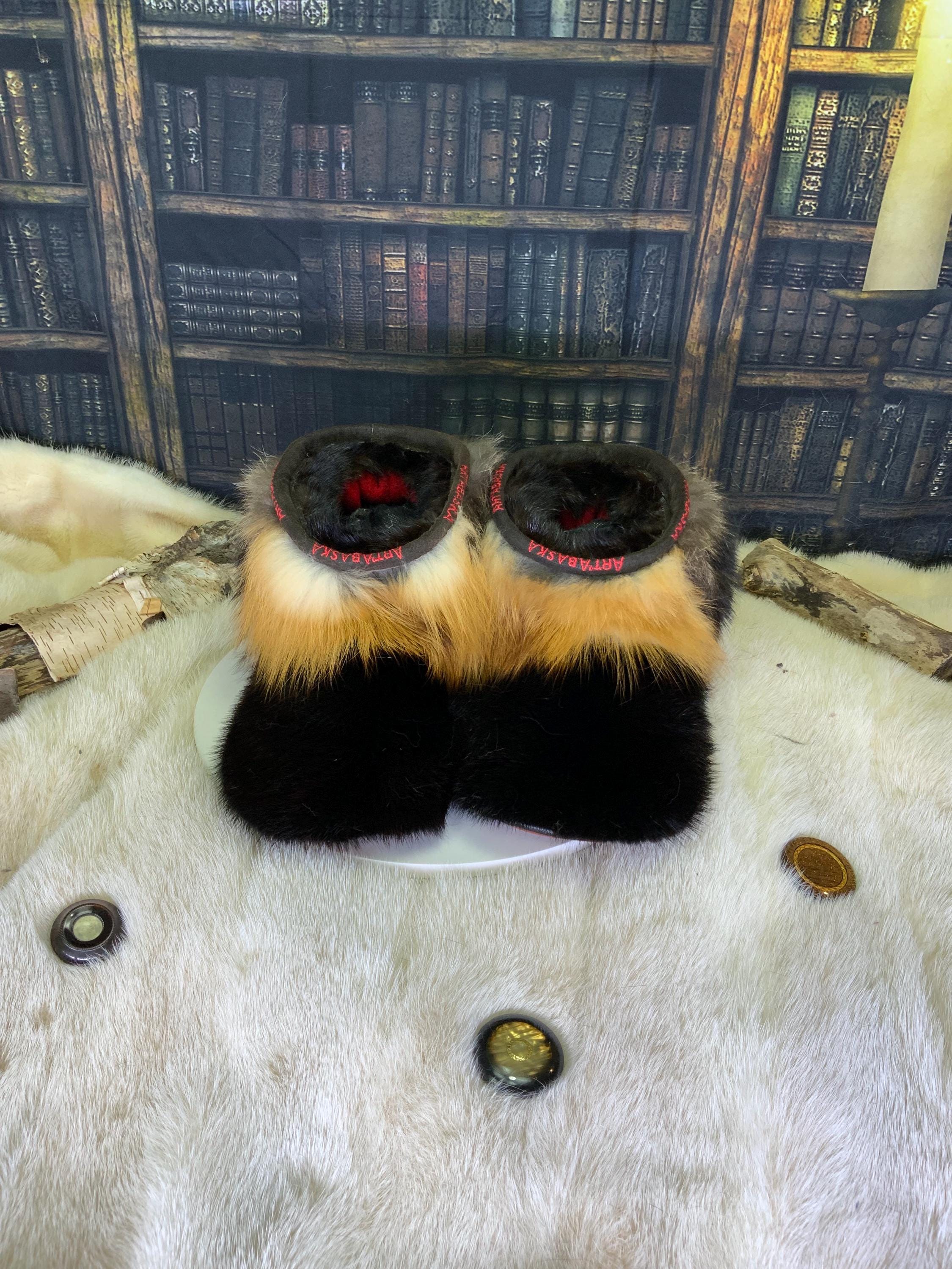 Mocassins d’intérieur Solange – pointure 9 Homme / 11 Femme – vison, raton & renard recyclés, pièce unique faite à la main au Québec