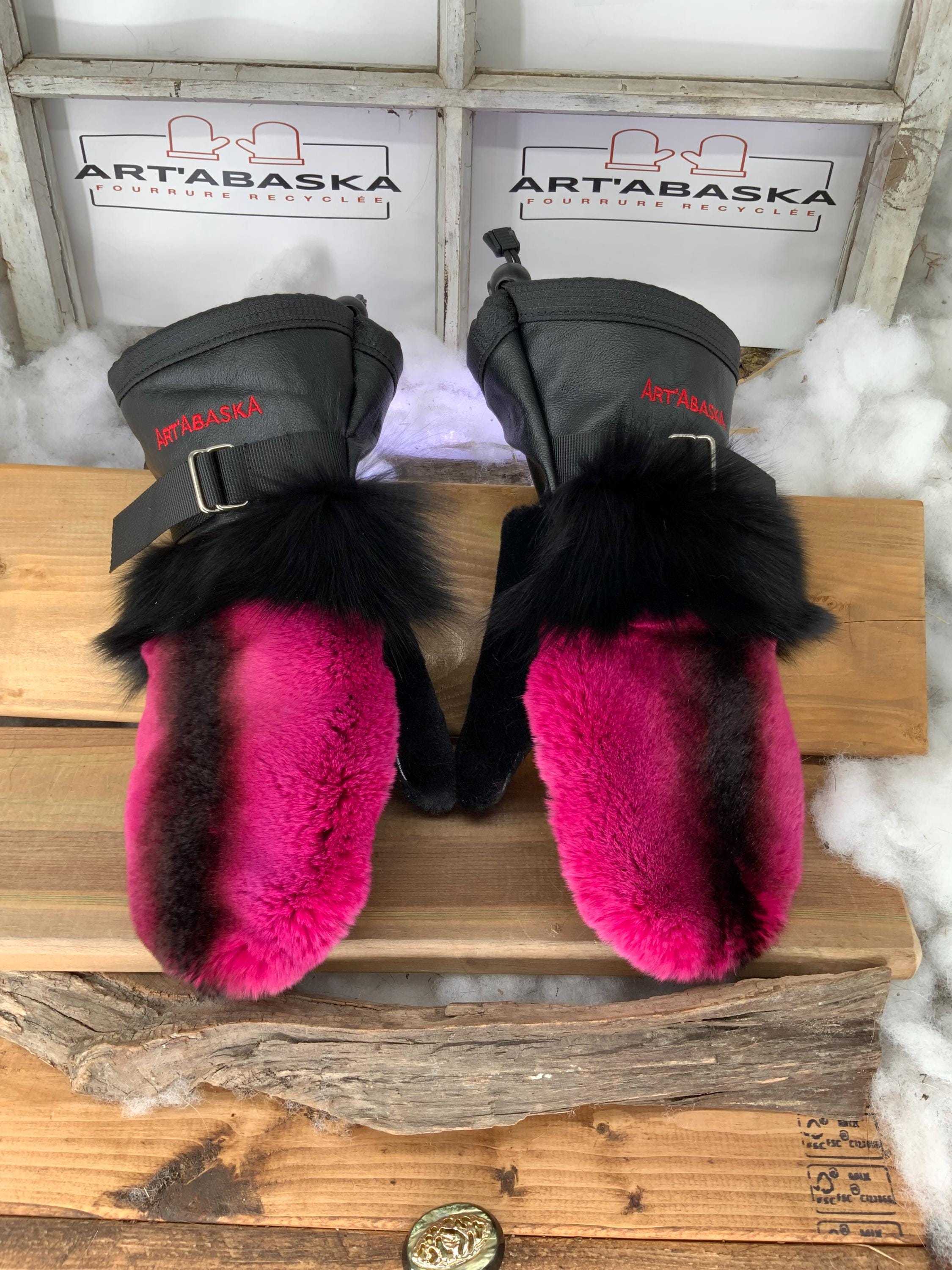 Mitaines Eva Medium - Fourrure recyclée rose, renard naturel, mouton rasé noir, cuir noir, pièce unique fait à la main Québec
