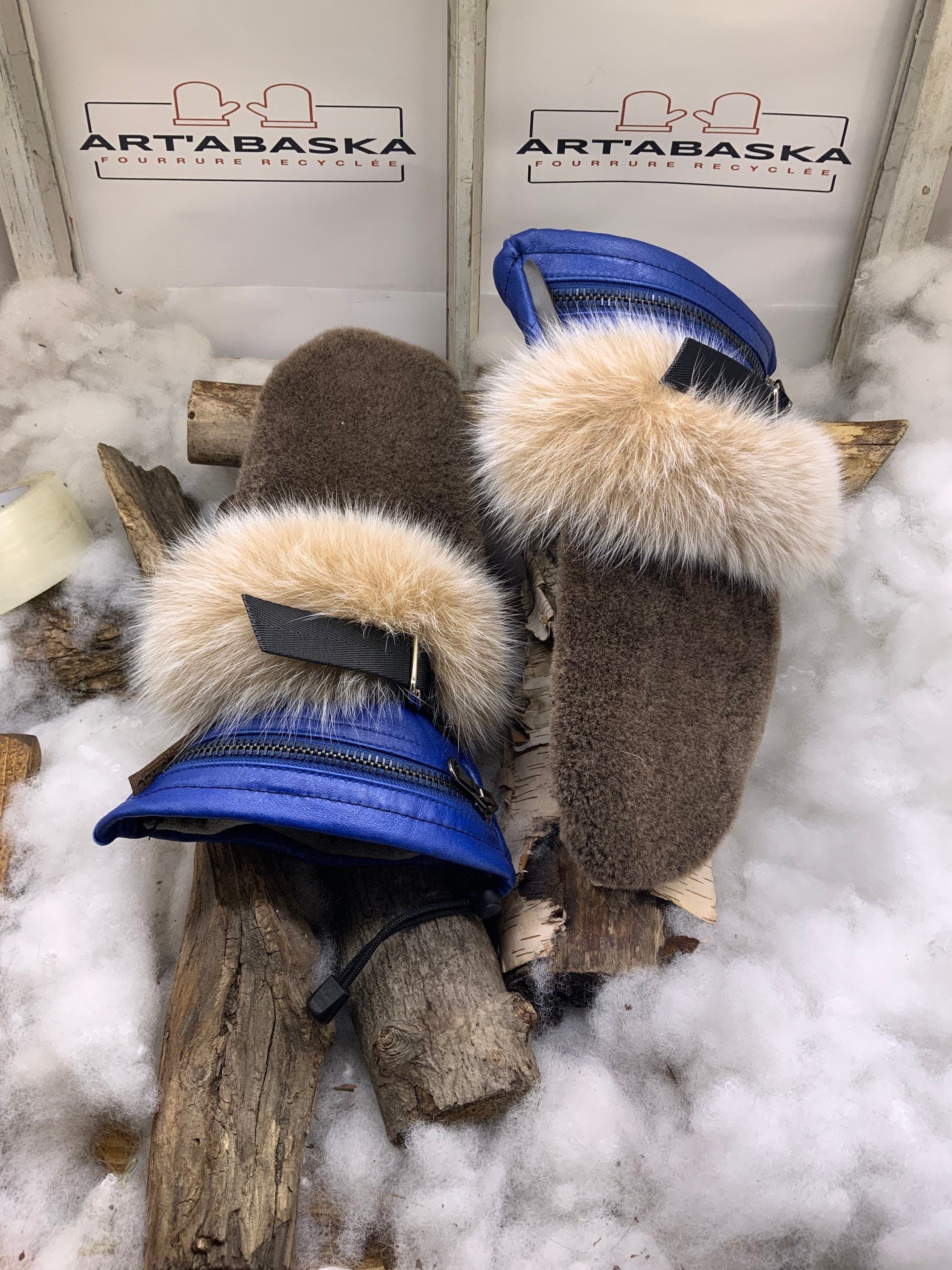 Mitaines Délia Small – Édition unique, fourrures recyclées renard, mouton, agneau et cuir bleu/brun avec 2 poches, fait à la main Québec