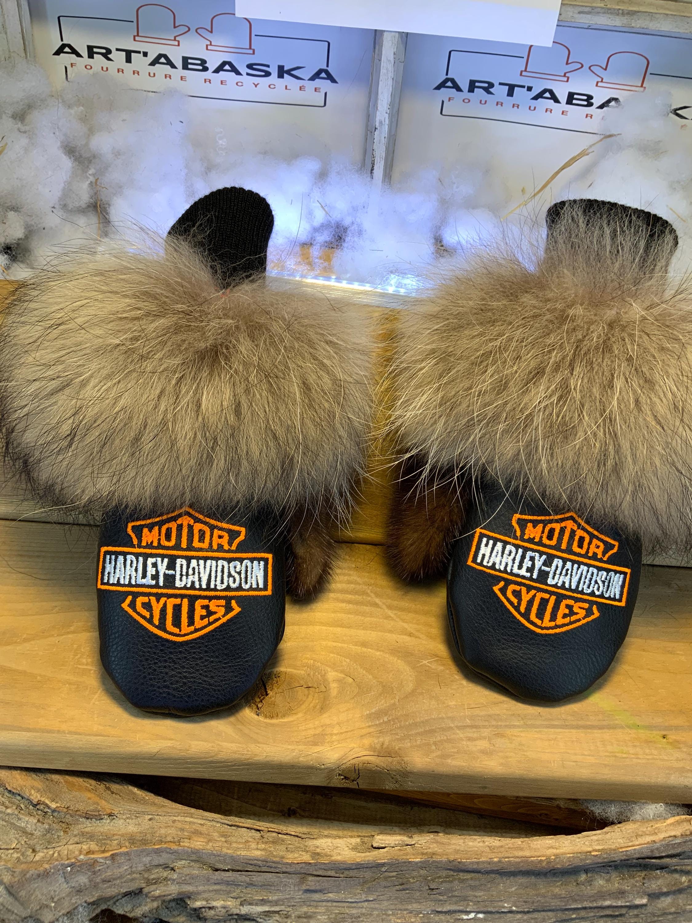 Mitaines de ville Harley-Davidson | Mitaines fourrure recyclée coyote & vison | Cuir brodé orange-blanc | Modèle Annette Small Québec