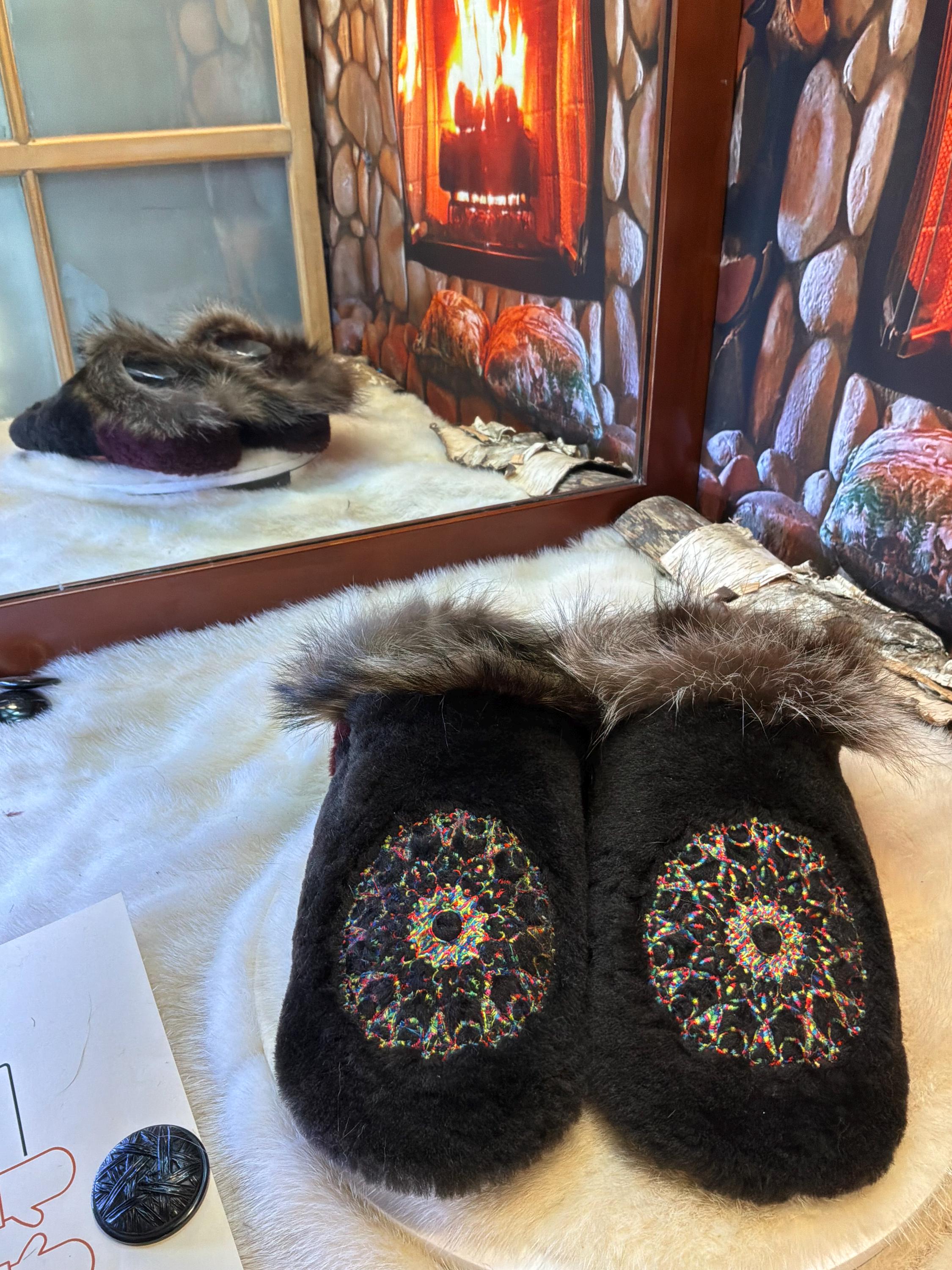 Slipper Josée pointure 10 femme – Sherling italien & cuir recyclé, pièce unique faite à la main au Québec Édition Brodée