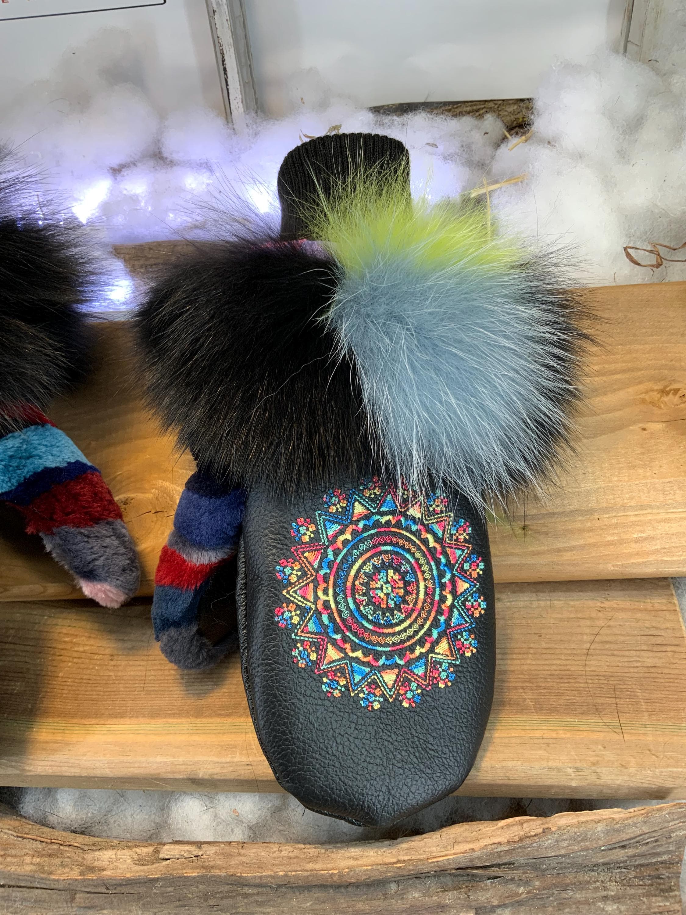 Mitaines de ville Antoinette faites à la main au Québec en fourrure recyclée patchwork avec broderie mandala artistique grandeur Medium