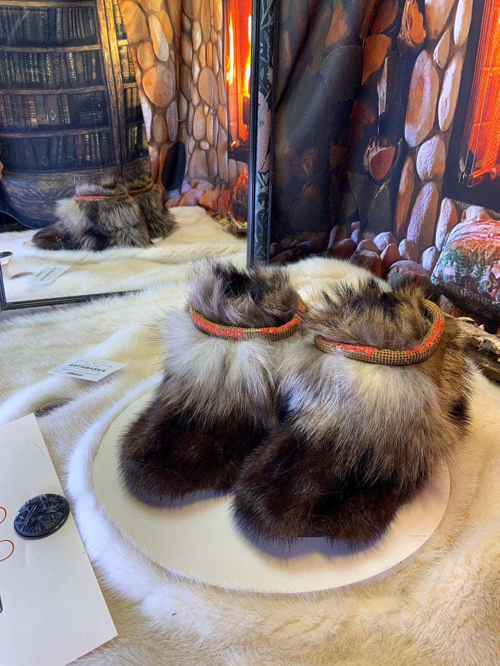 Mocassins d’intérieur Marjolaine – 5 femme – édition tout en fourrure recyclée brune, coyote & raton, semelle brun pâle chocolat, faits à la main au Québec ✨🤎