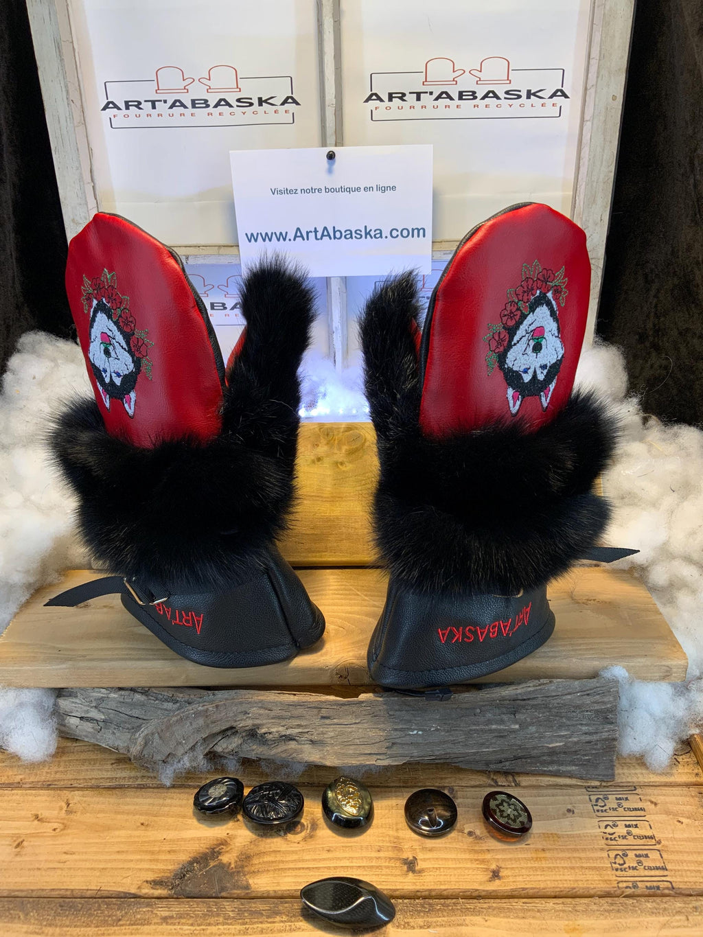 Mitaines Odette Large édition husky cuir rouge brodé tête de husky renard et lapin recyclés fait à la main Québec pièce unique