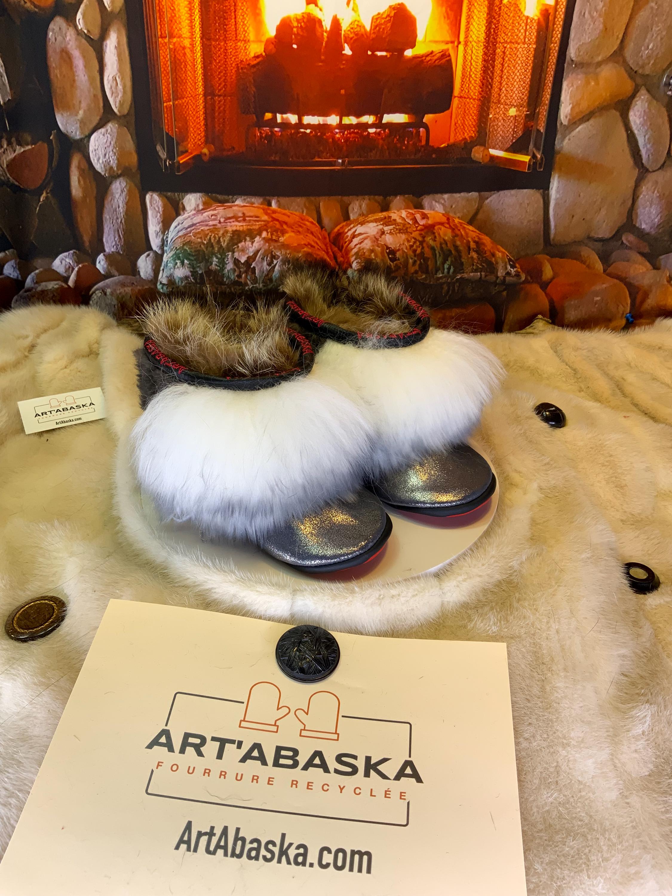 Mocassins d’intérieur Denise – 6 femme – cuir argenté recyclé brillant, semelle rouge brodée ArtAbaska bleu royal, pièce unique Québec ✨