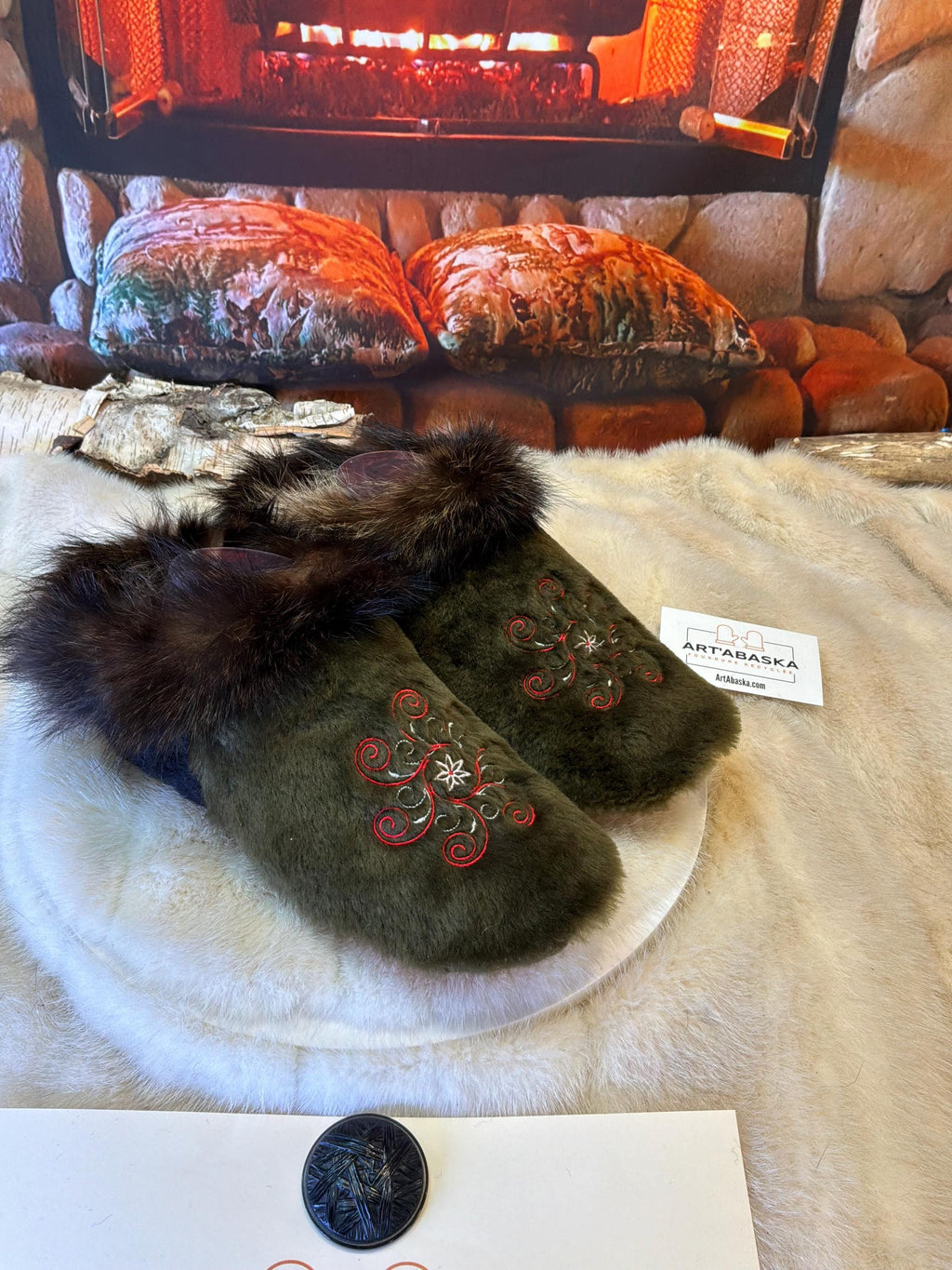Slipper Blanche pointure 8 femme – Sherling italien & cuir recyclé, pièce unique faite à la main au Québec Édition brodée