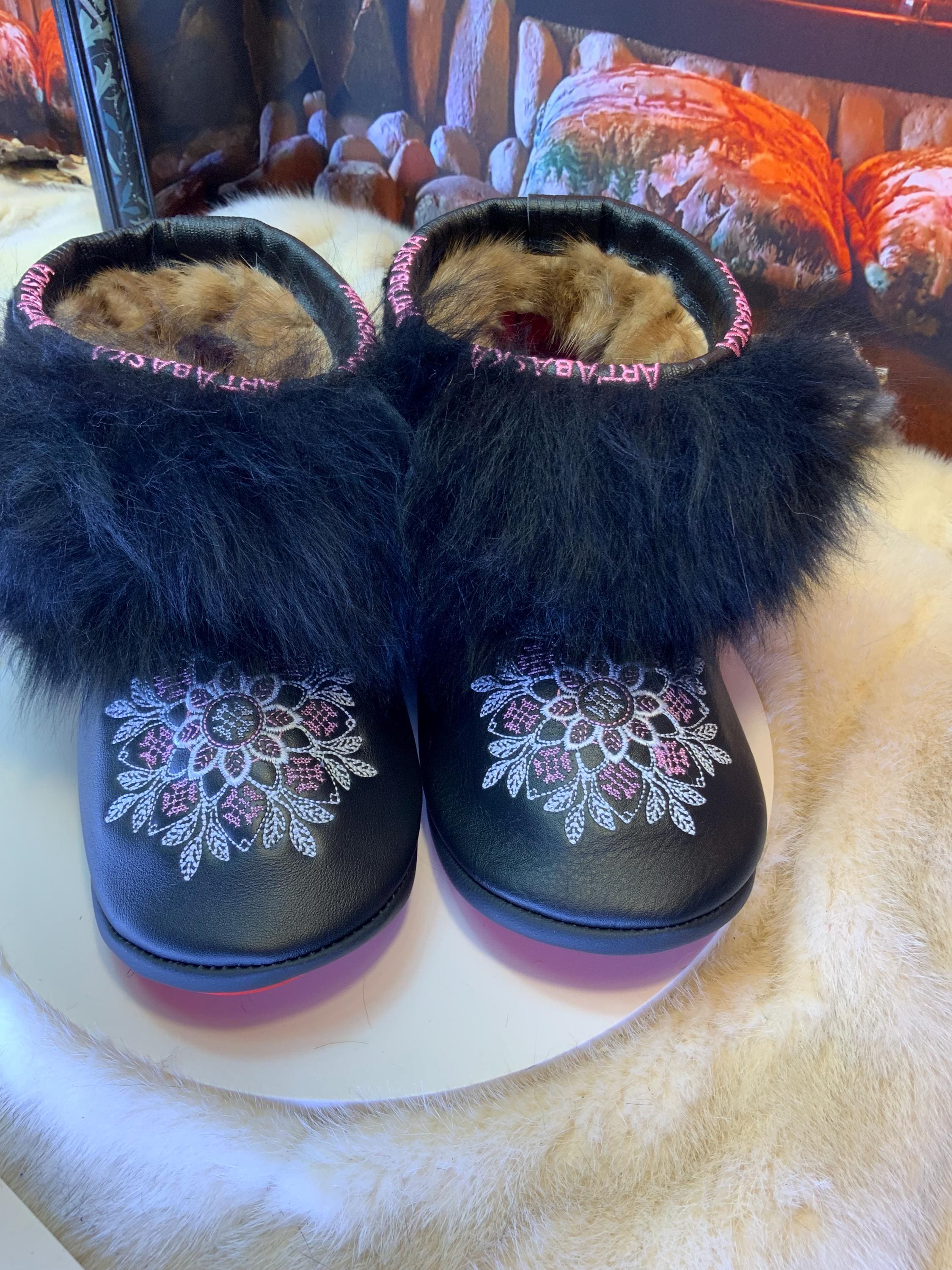 Mocassins d’intérieur Les Odette – 10 femme – cuir noir mandala brodé rose blanc & mouton recyclé, pièce unique Québec artisanal