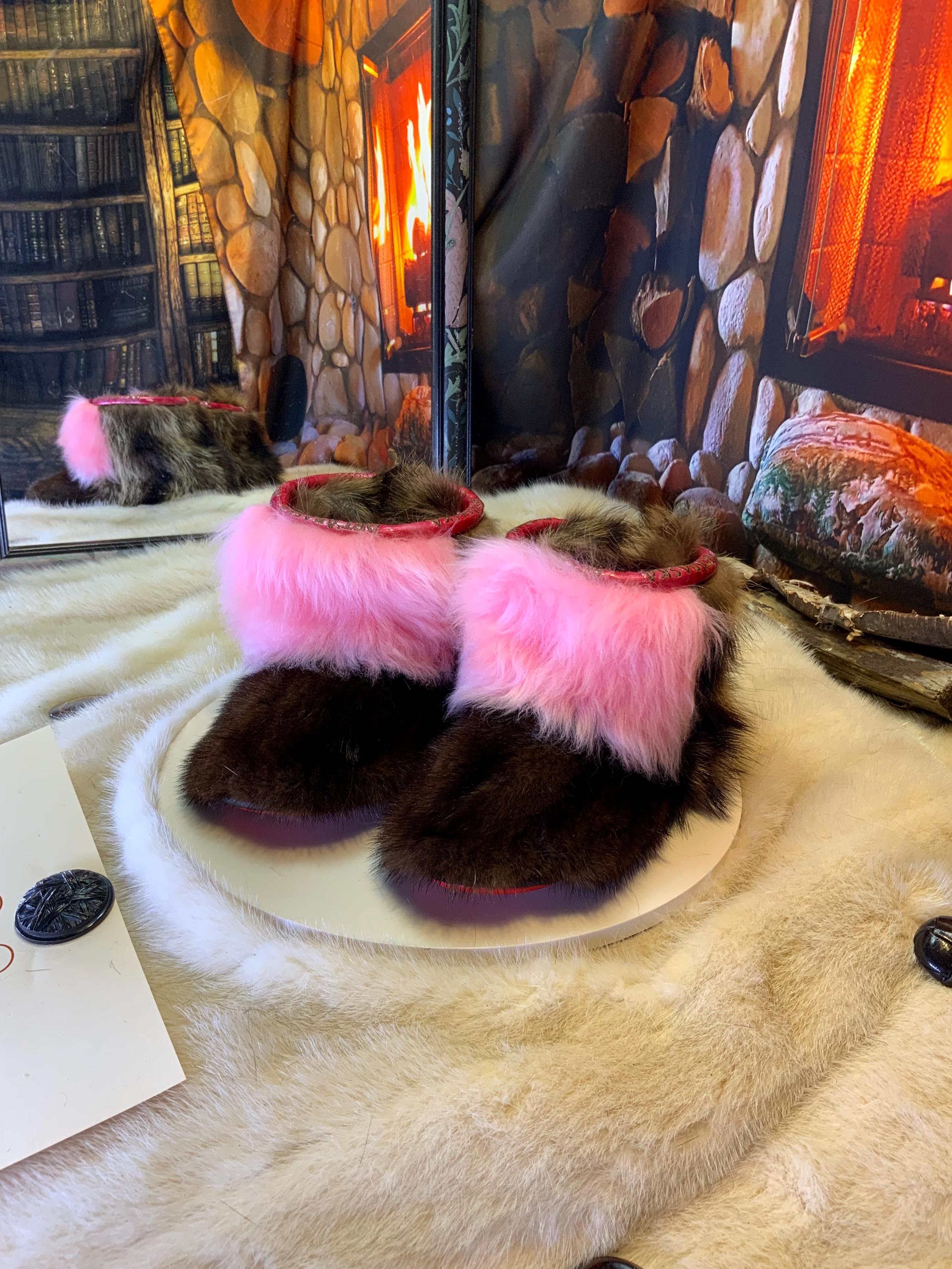 Mocassins d’intérieur Aline – 5 femme – semelle rouge brodée blanc ArtAbaska, édition toute fourrure unique avec touche féminine rose ✨💗❤️