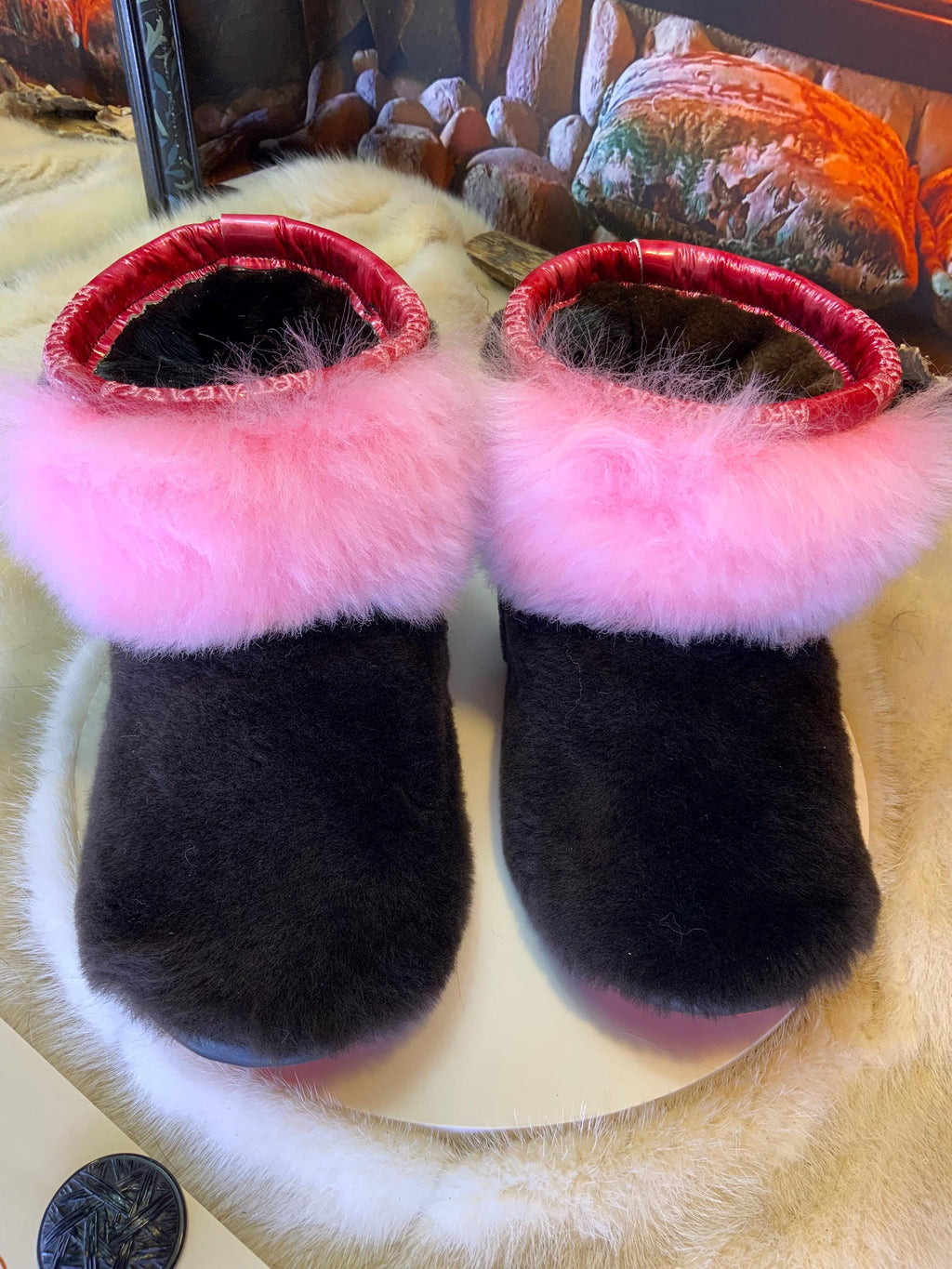 Mocassins d’intérieur Françoise – 8 femme – édition toute fourrure en mouton recyclé rose, brun café & charcoal, semelle rouge, faits à la main au Québec ✨💗❤️